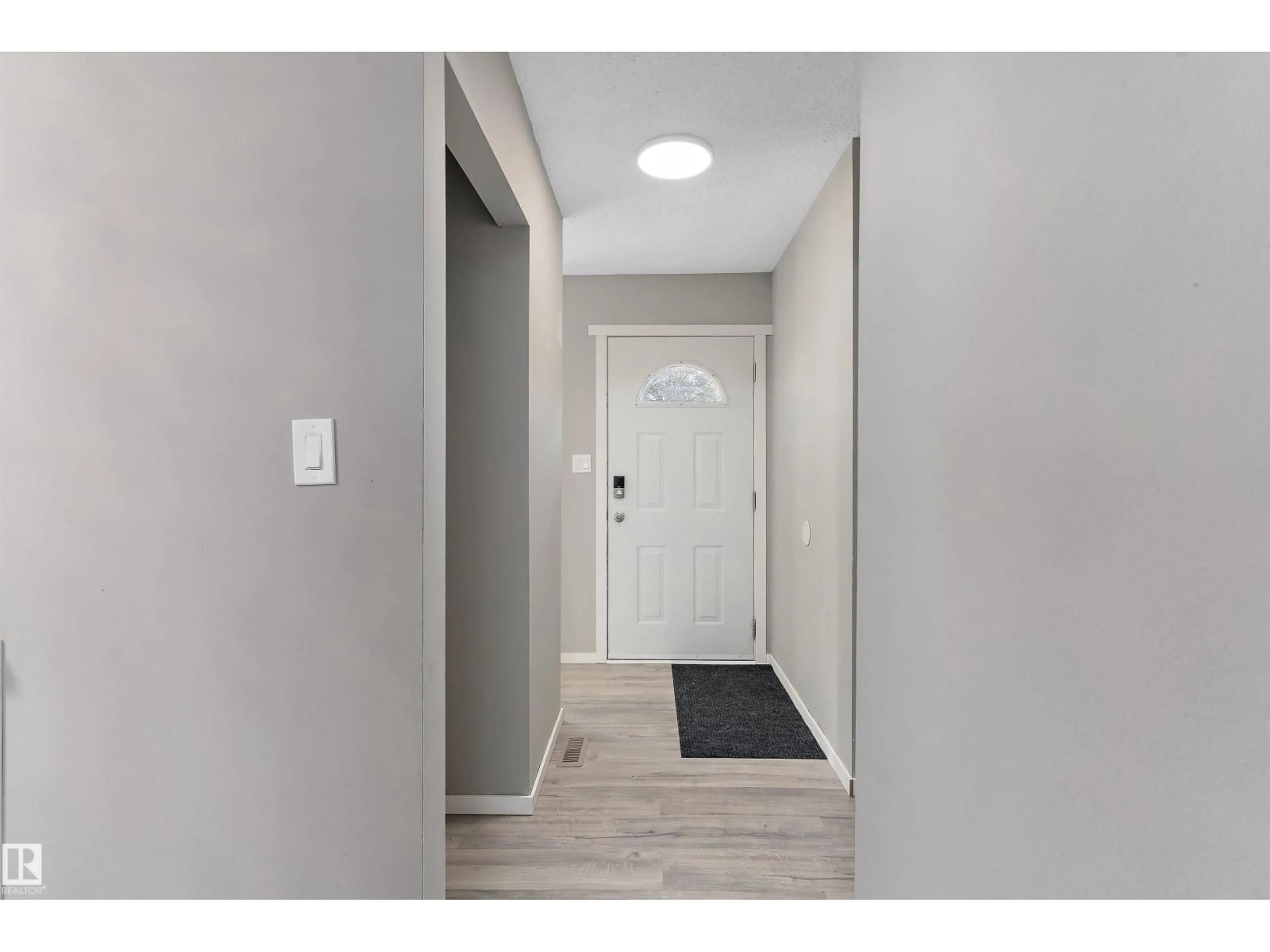Indoor entryway for 467 DUNLUCE RD, Edmonton Alberta T5X4Y5