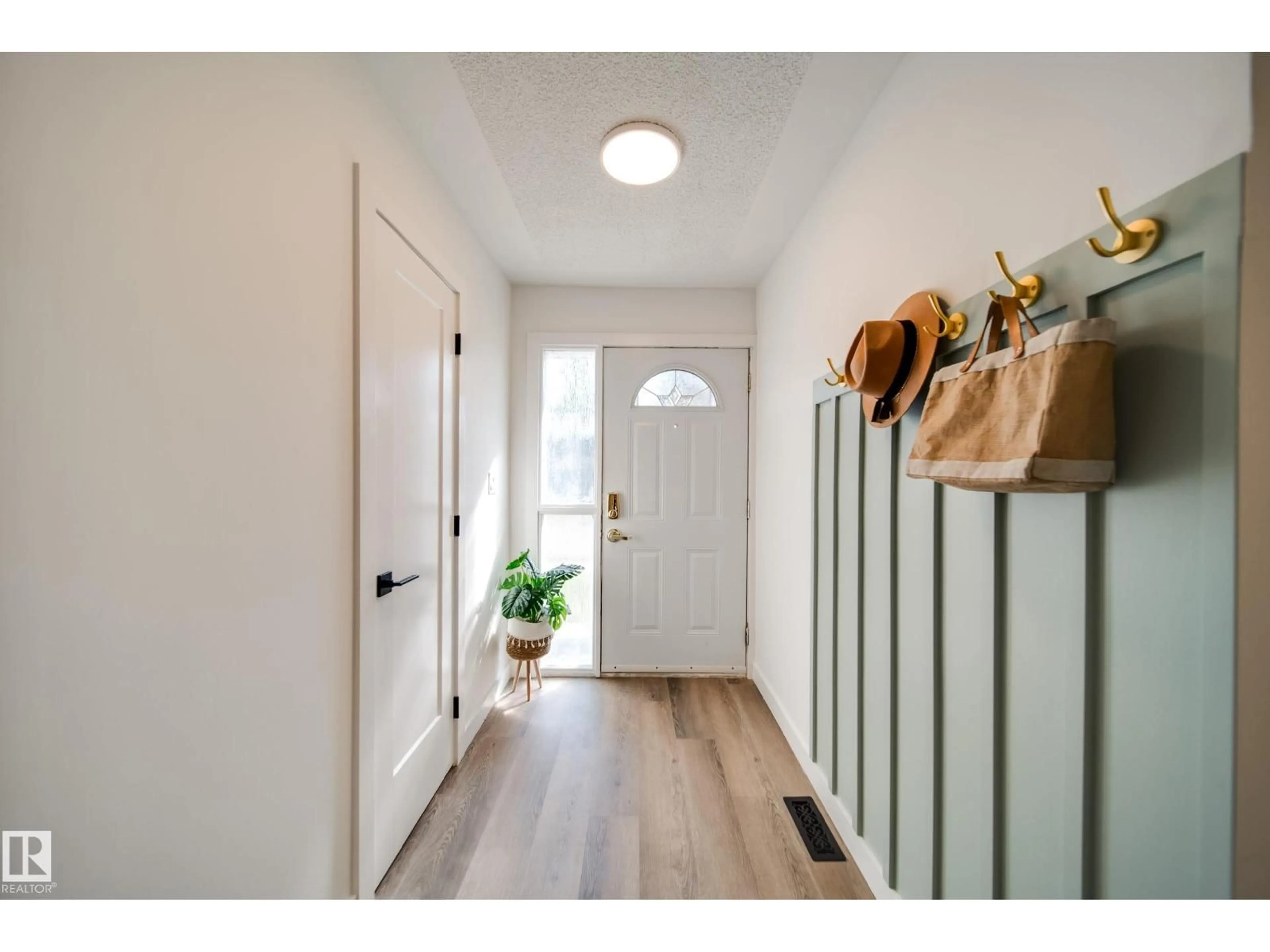 Indoor entryway for 9949 171 AV, Edmonton Alberta T5X4X2