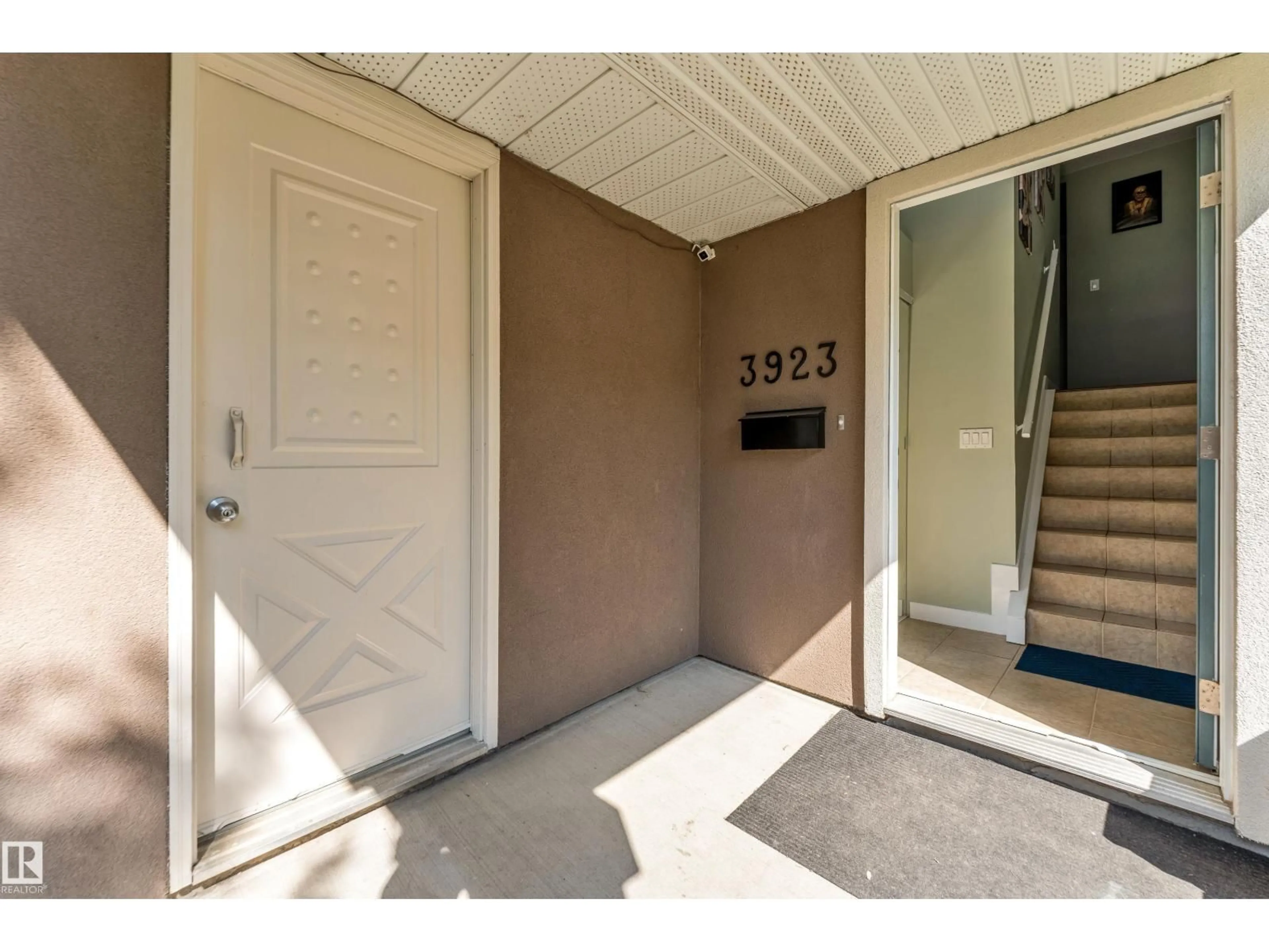 Indoor entryway for 3923 67 ST, Edmonton Alberta T6K2N7