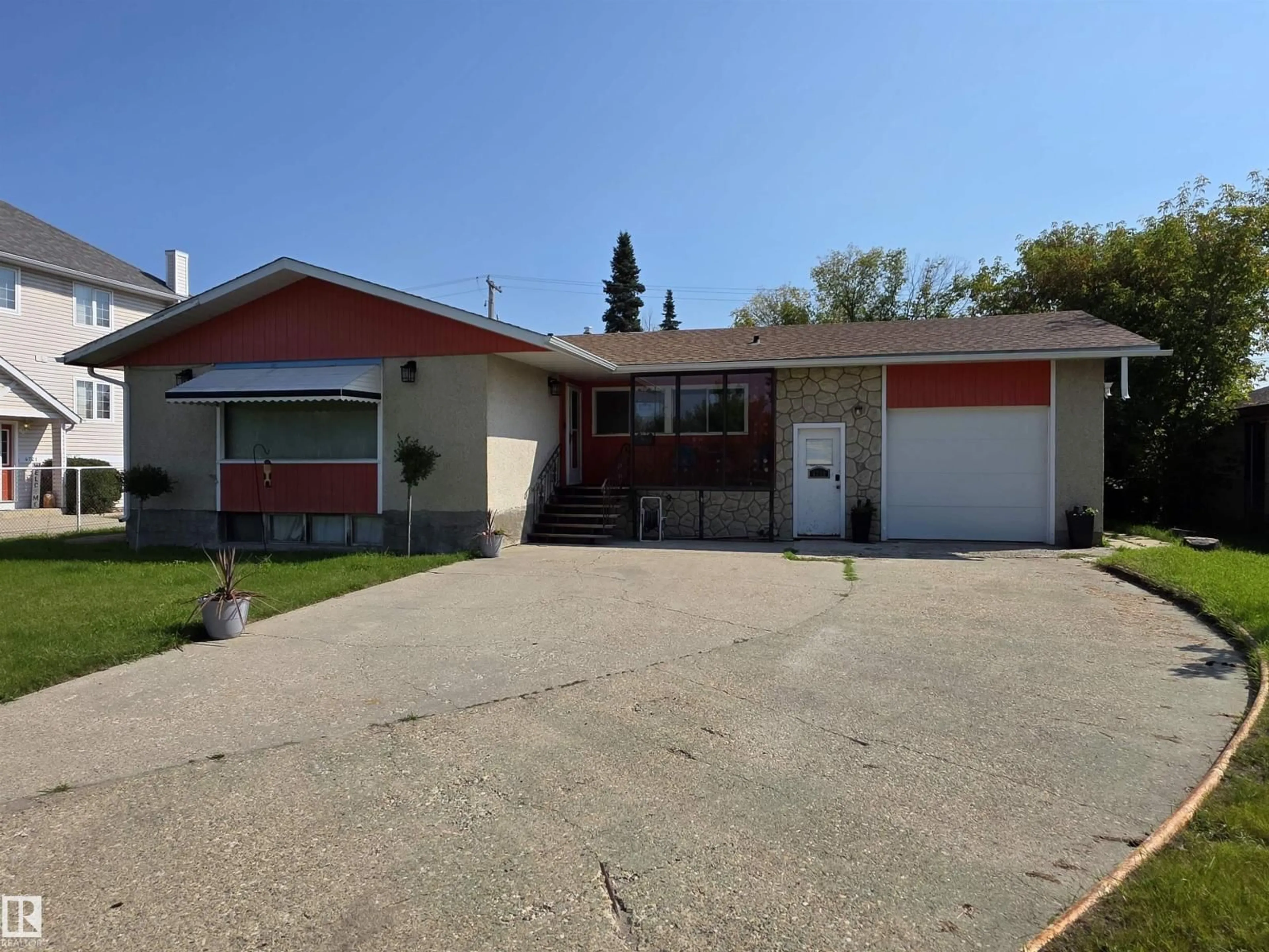 Home with vinyl exterior material, street for 4719 50 ST, Drayton Valley Alberta T7A1J1