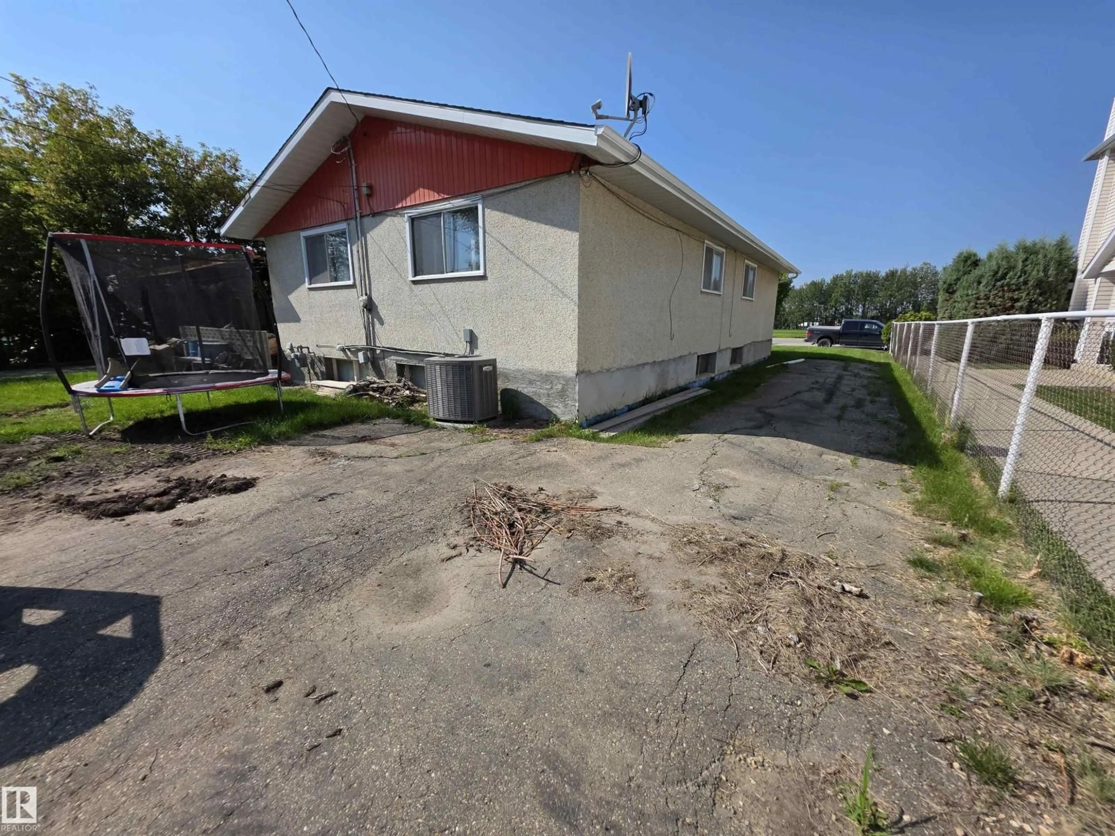 A pic from outside/outdoor area/front of a property/back of a property/a pic from drone, street for 4719 50 ST, Drayton Valley Alberta T7A1J1