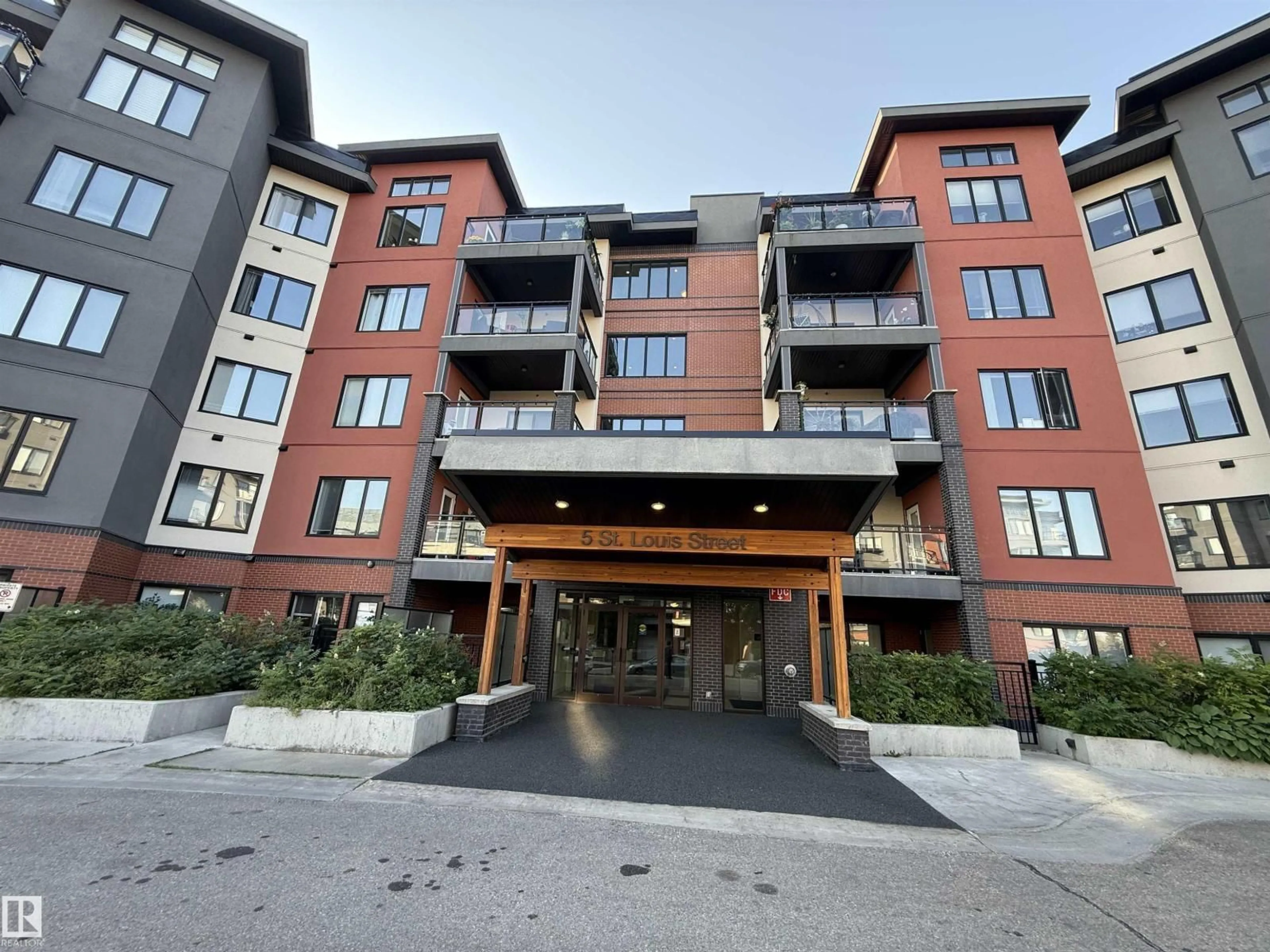 Indoor foyer for 212 ST LOUIS ST, St. Albert Alberta T8N7T2
