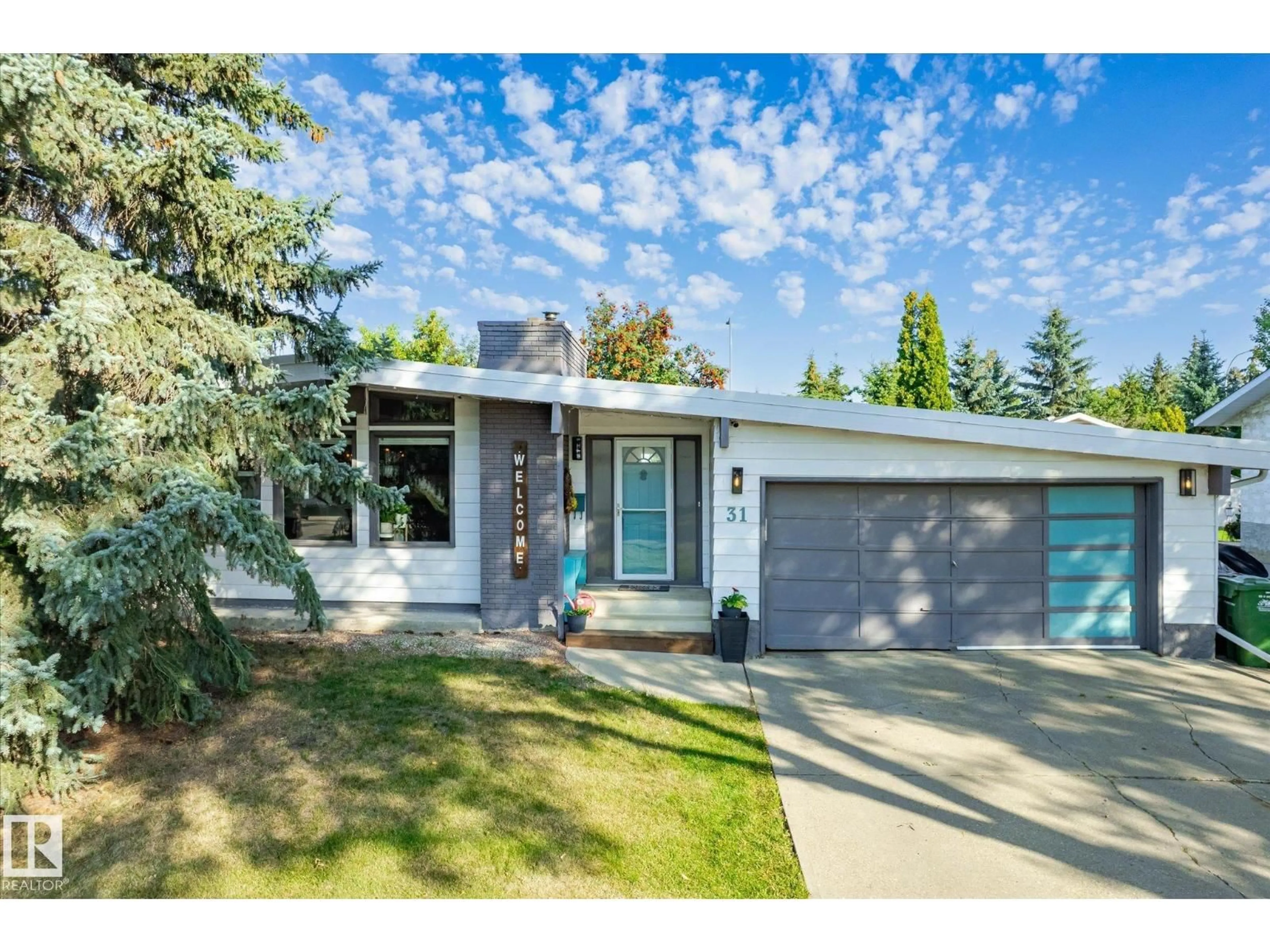 Home with vinyl exterior material, street for 31 LORRAINE CR, St. Albert Alberta T8N2R4