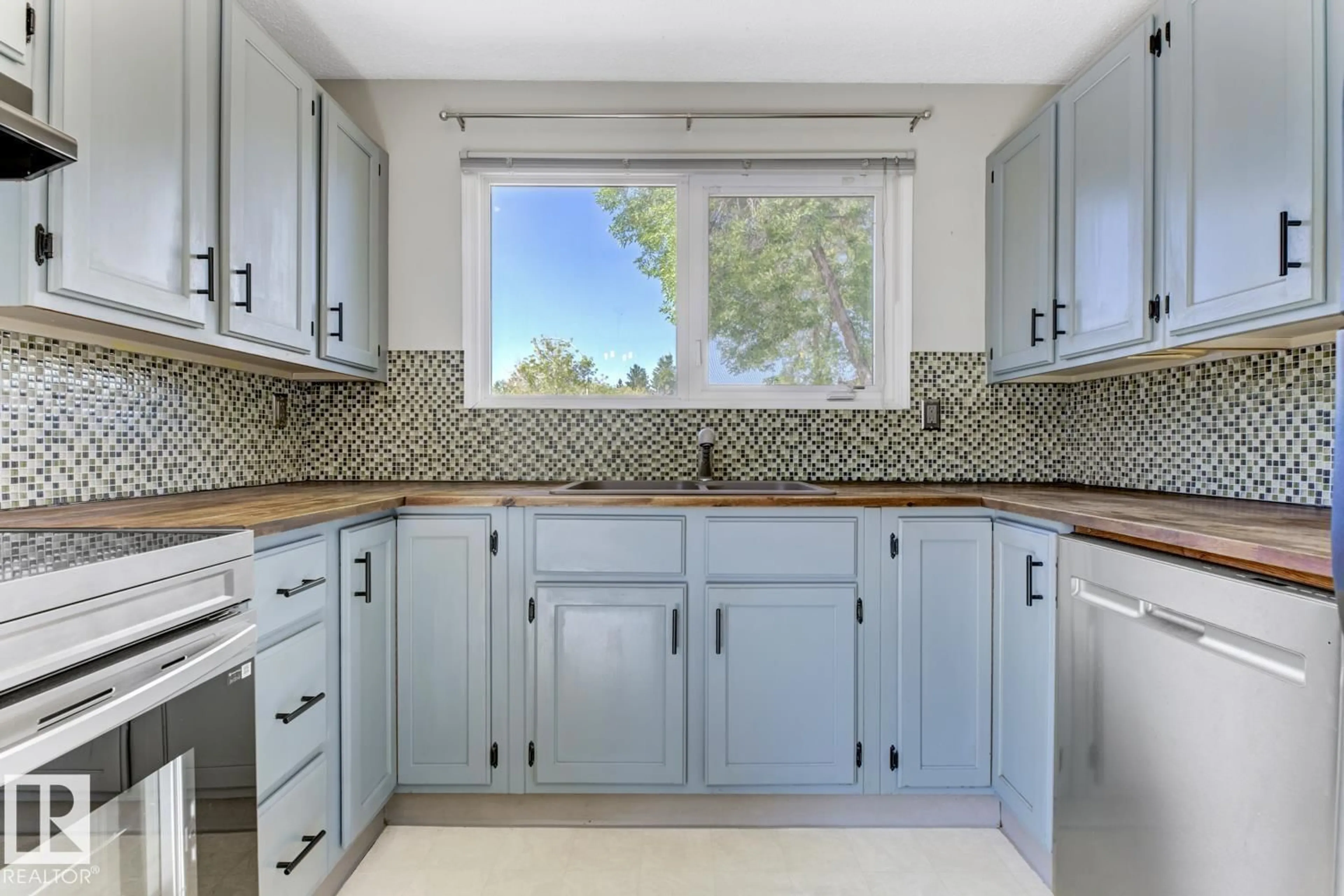 Standard kitchen, ceramic/tile floor for 44 ATTWOOD DR, St. Albert Alberta T8N3A6