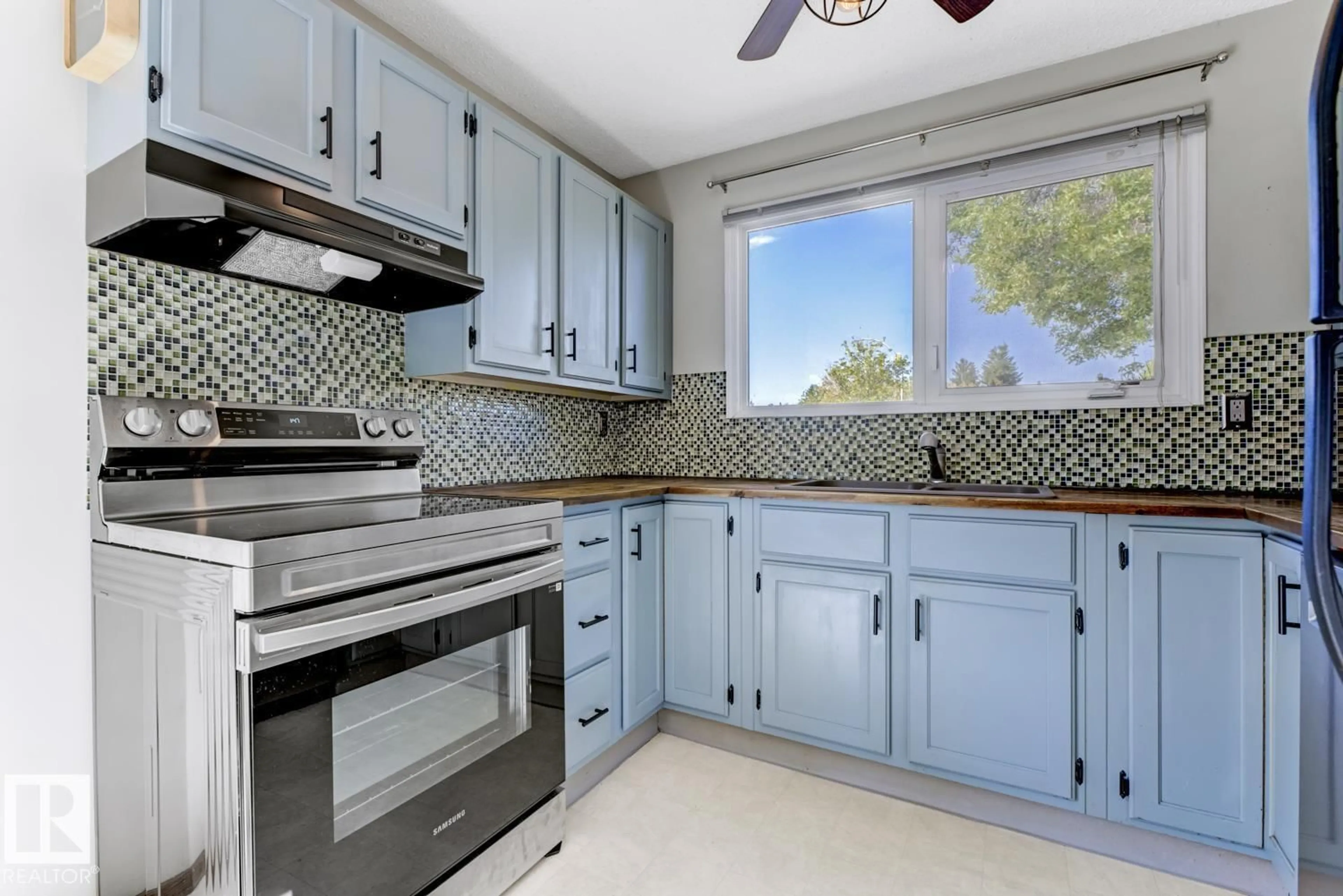 Standard kitchen, ceramic/tile floor for 44 ATTWOOD DR, St. Albert Alberta T8N3A6