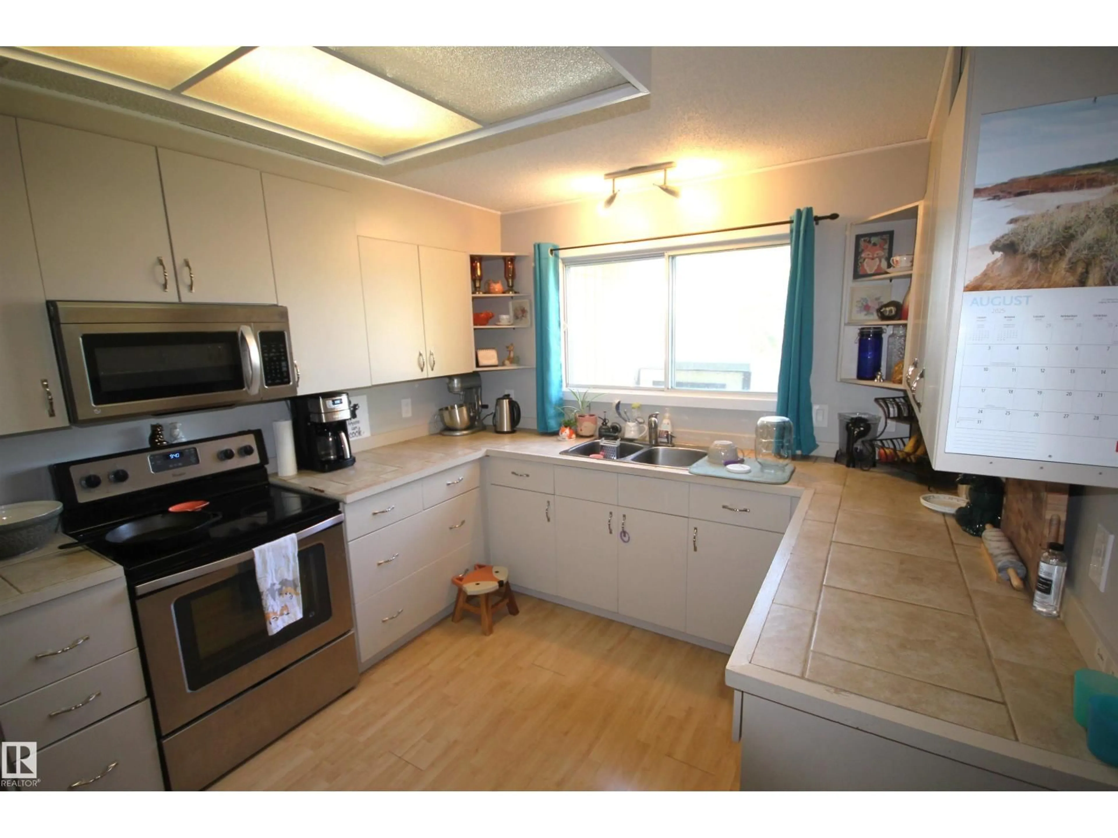 Standard kitchen, unknown for 4201 47 ST, Gibbons Alberta T0A1N0