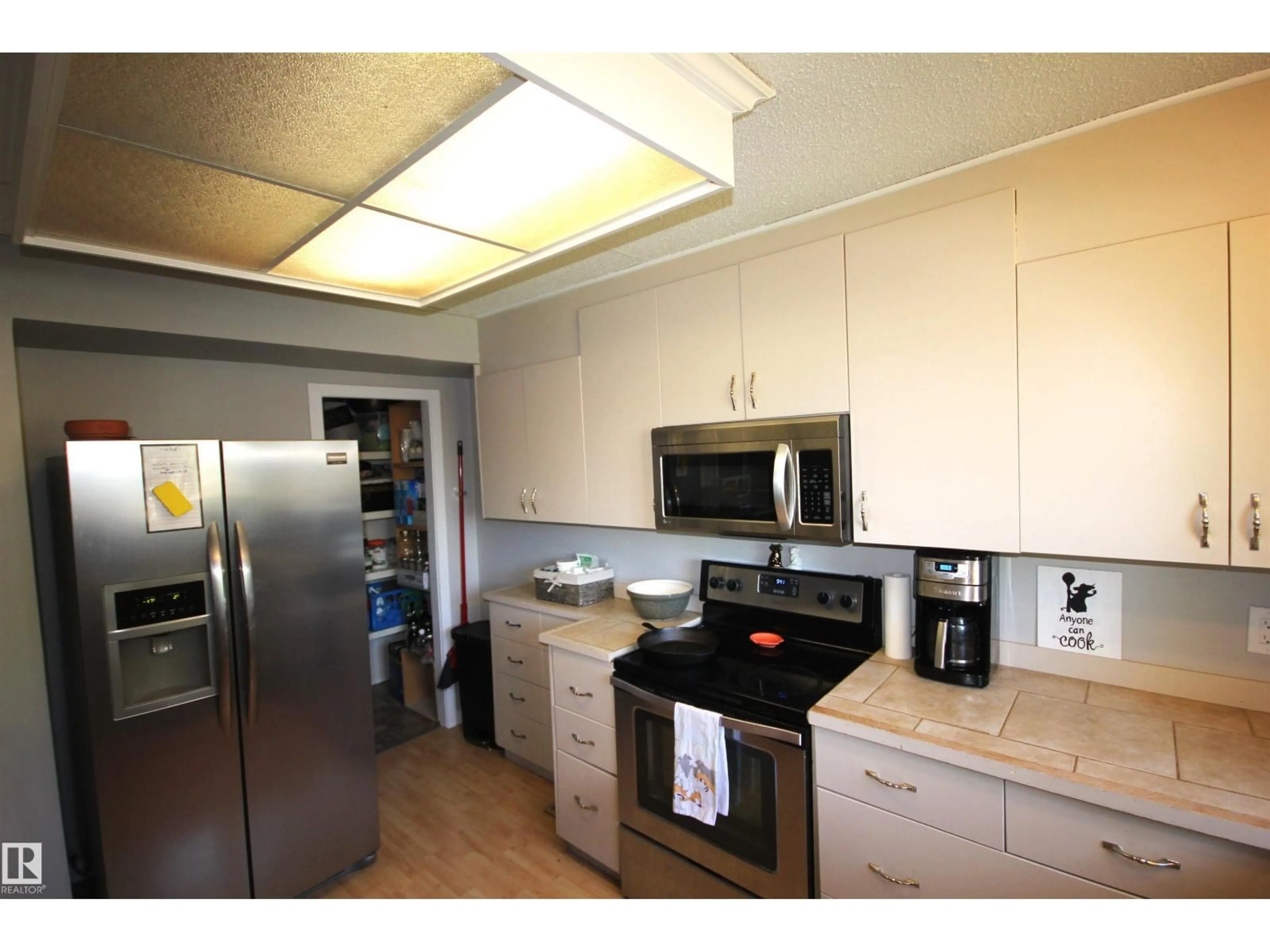 Standard kitchen, unknown for 4201 47 ST, Gibbons Alberta T0A1N0