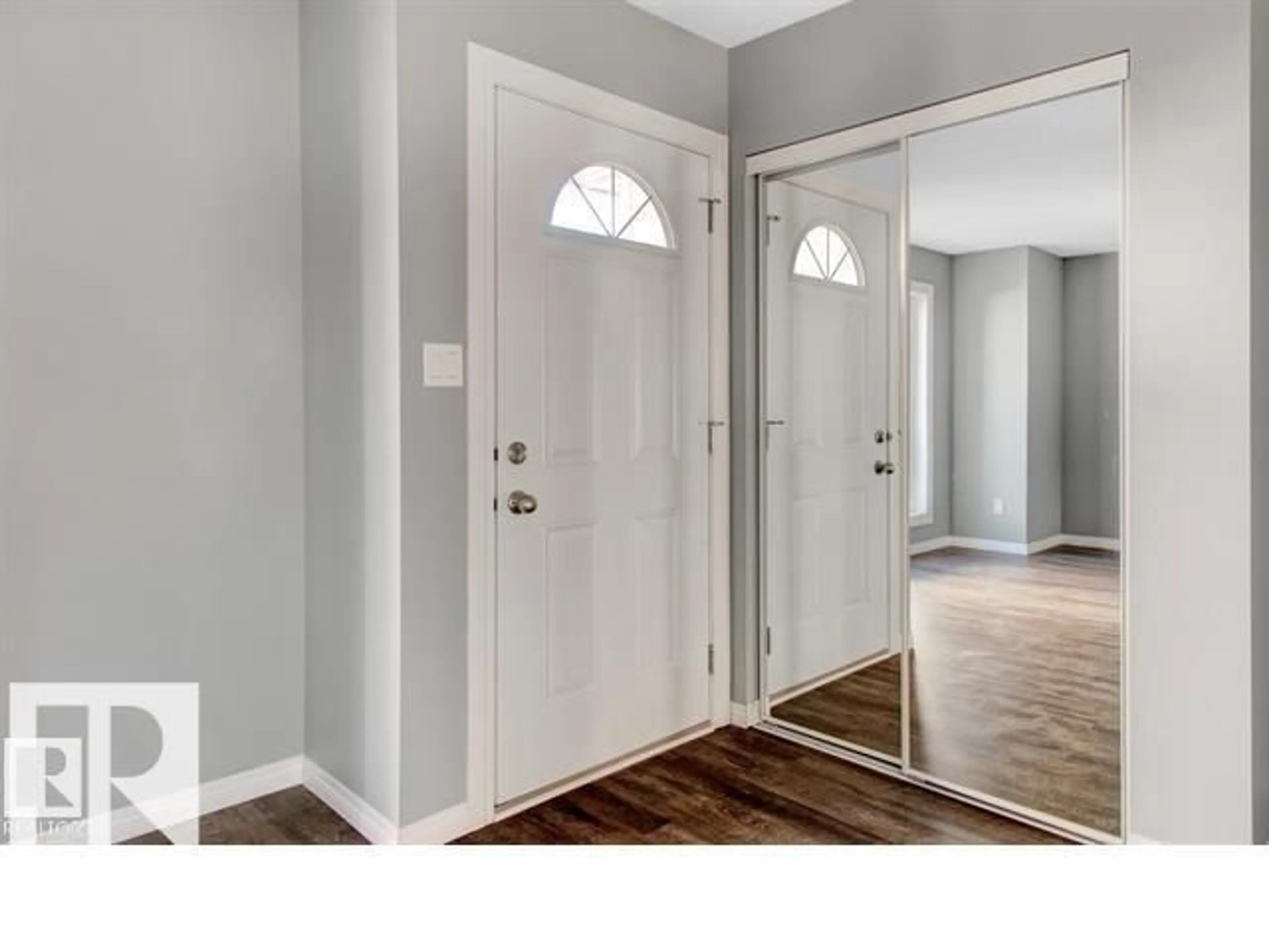 Indoor entryway for 3941 38 ST, Edmonton Alberta T6L6S9