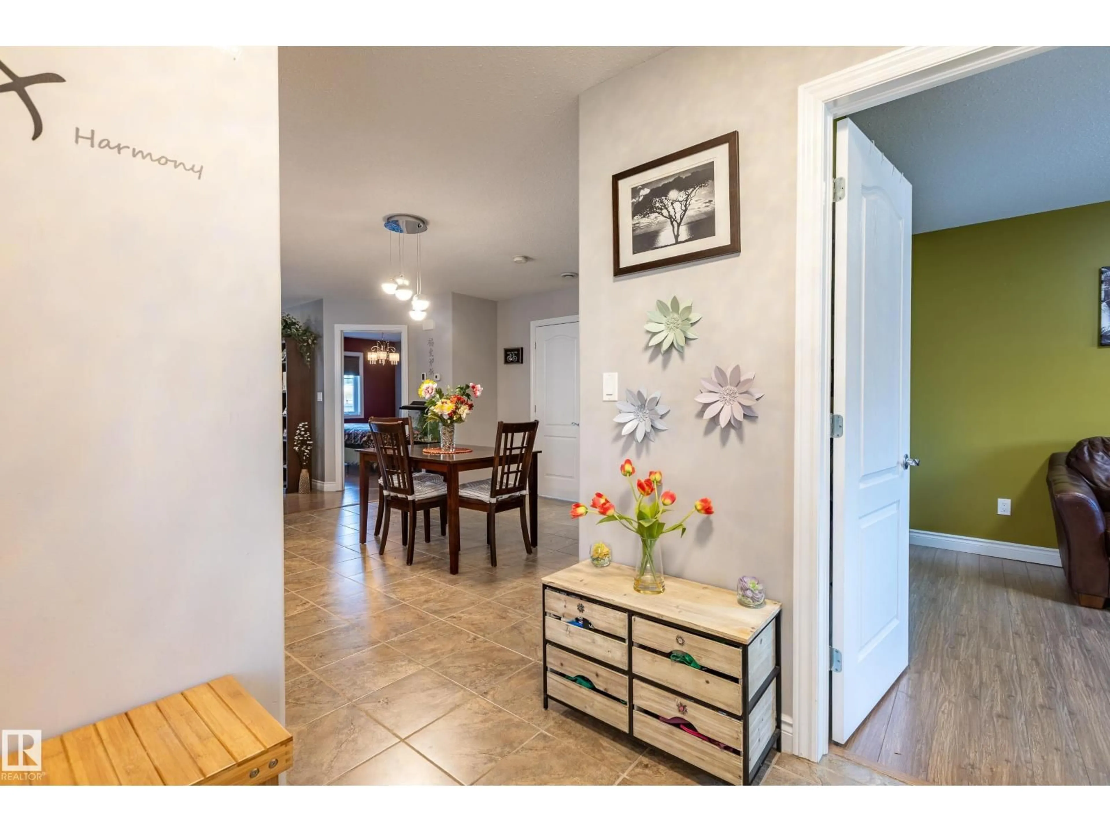 Indoor entryway for 12 10105 101 AV, Morinville Alberta T8R1A6