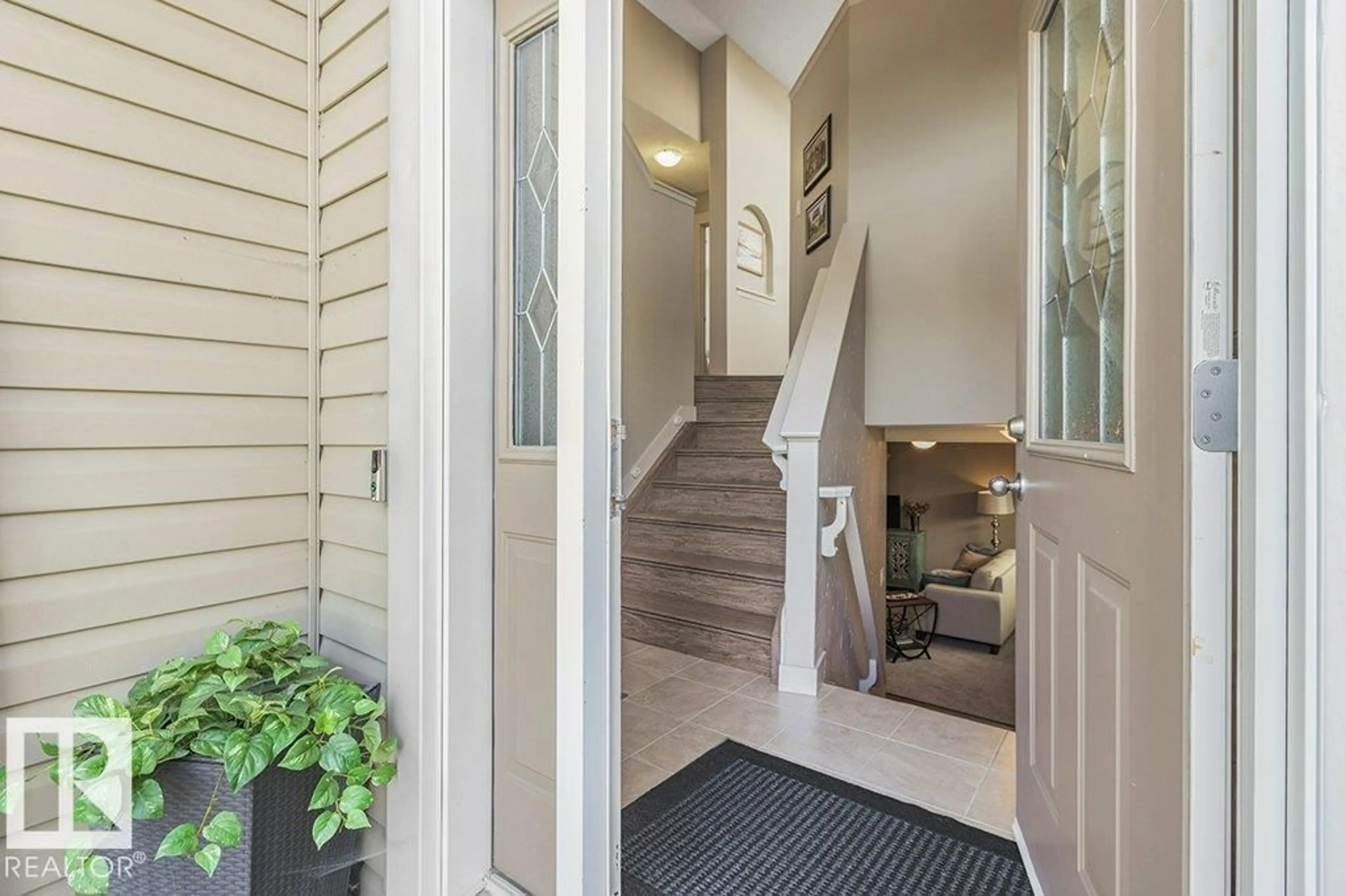 Indoor entryway for 19 HILLDOWNS DR, Spruce Grove Alberta T7X4P7