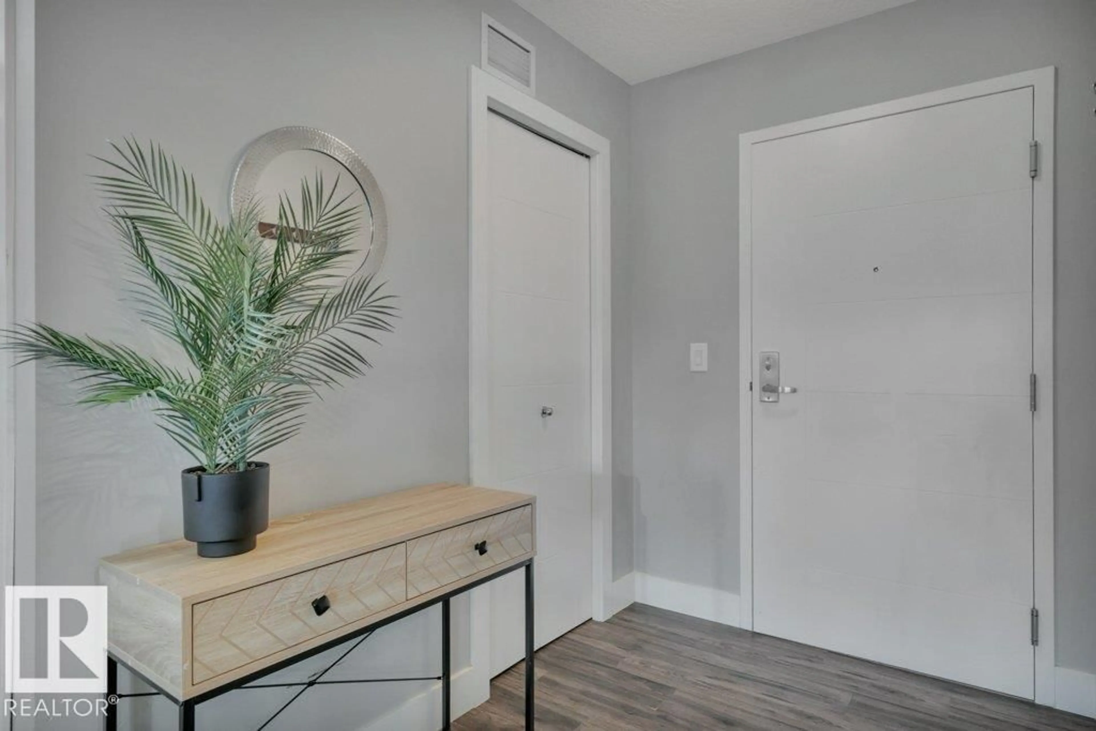 Indoor entryway for #201 - 10006 83 AV, Edmonton Alberta T6E2C2