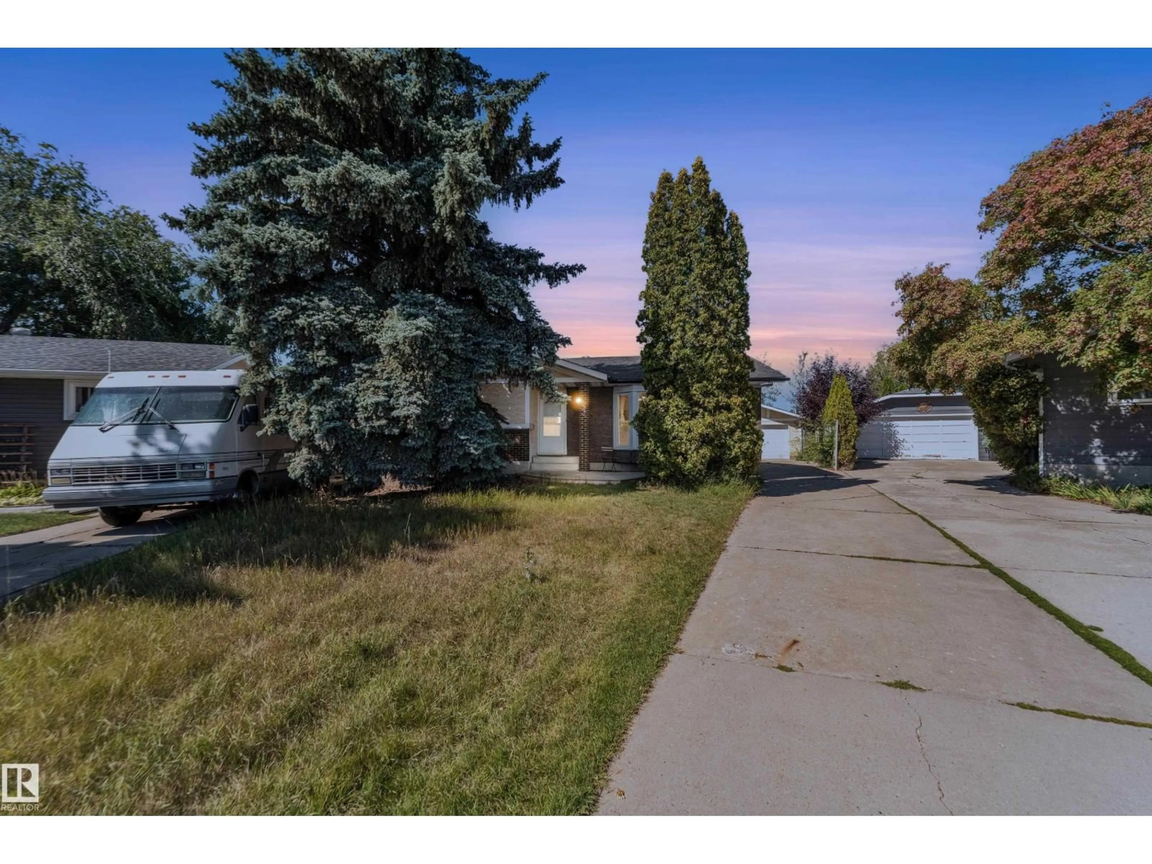 A pic from outside/outdoor area/front of a property/back of a property/a pic from drone, street for 4240 86 ST, Edmonton Alberta T6K1C4