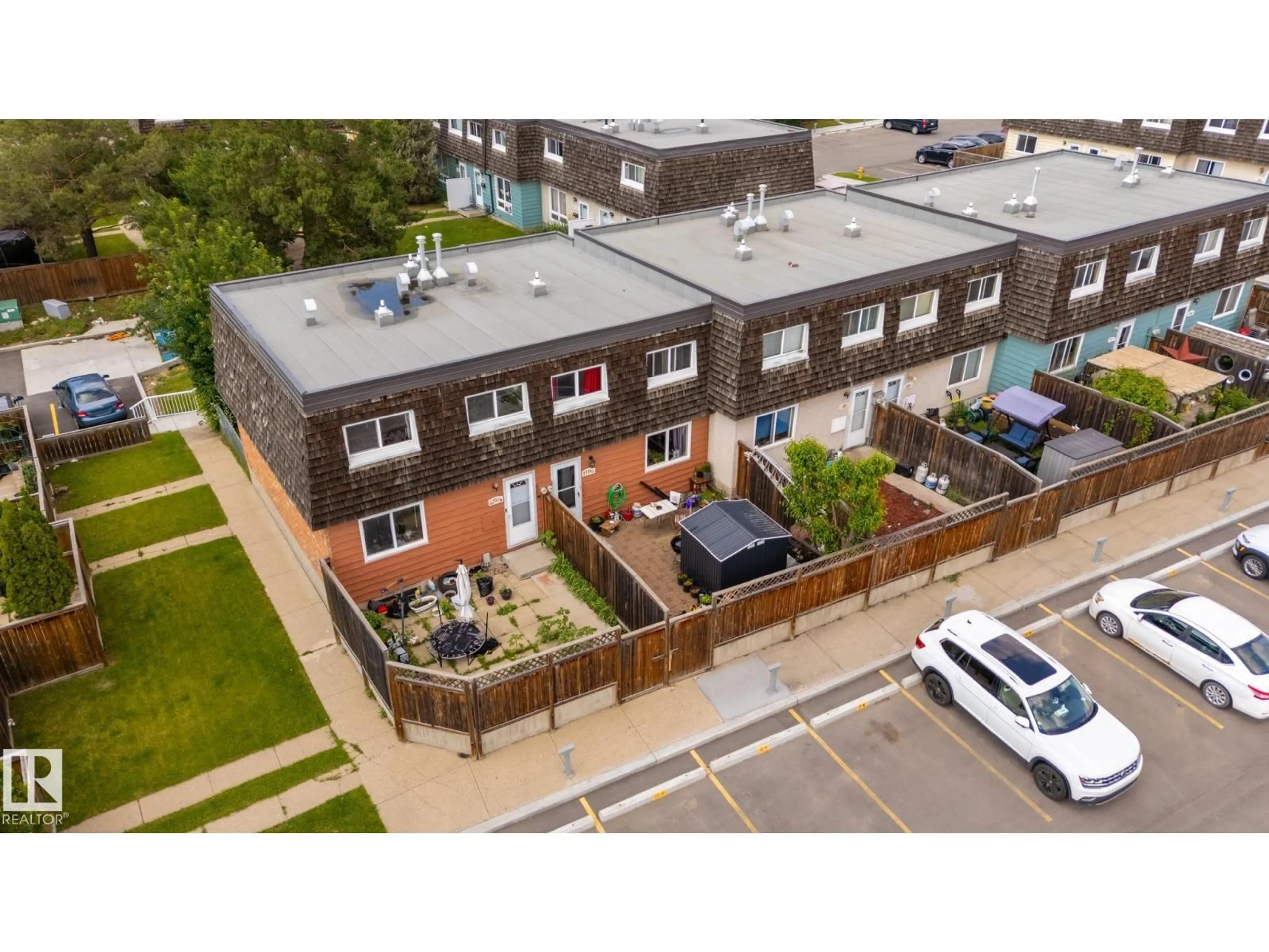 A pic from outside/outdoor area/front of a property/back of a property/a pic from drone, street for 170 MAYFAIR MEWS ME, Edmonton Alberta T5E5R7