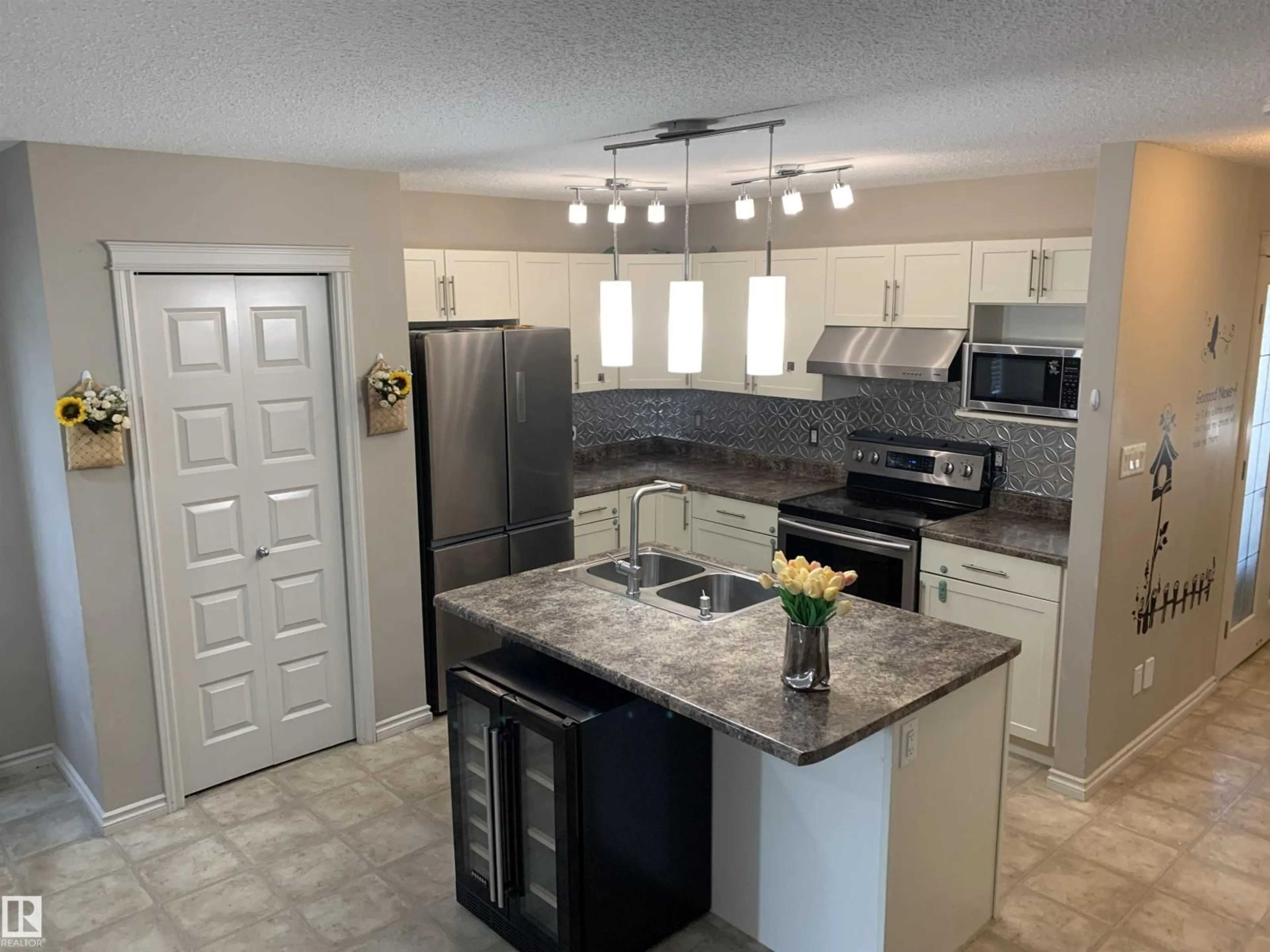 Open concept kitchen, ceramic/tile floor for NW - 7663 SCHMID CR, Edmonton Alberta T6R0K7