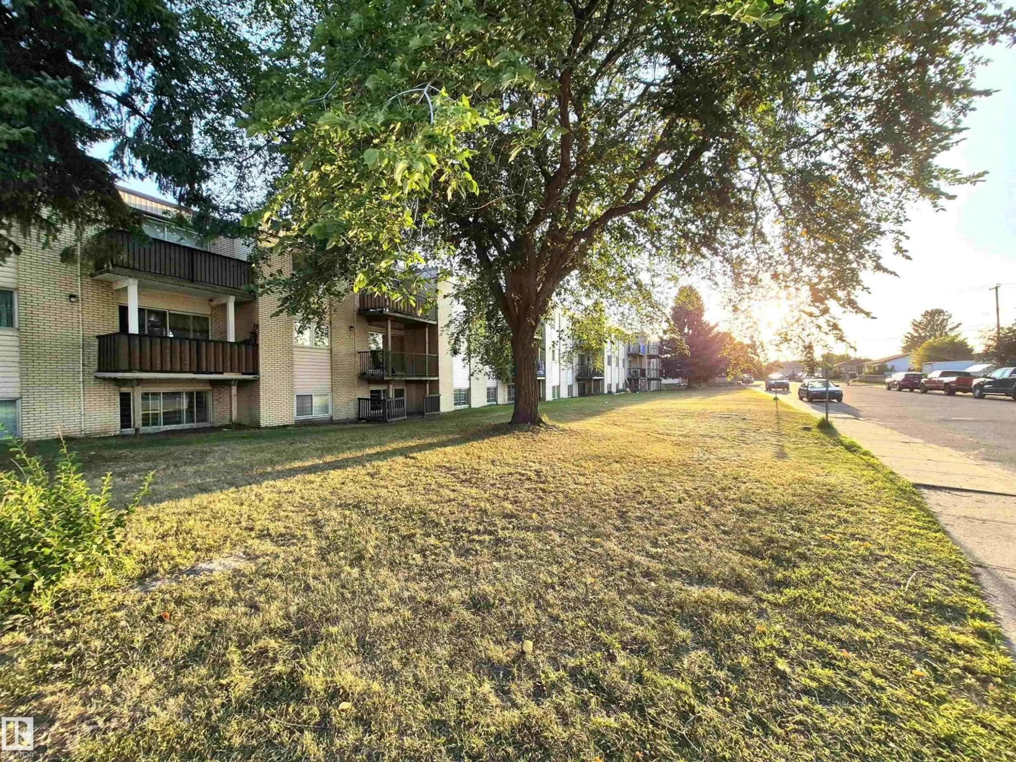 A pic from outside/outdoor area/front of a property/back of a property/a pic from drone, unknown for 22C - 5715 133 AV, Edmonton Alberta T5A0K3