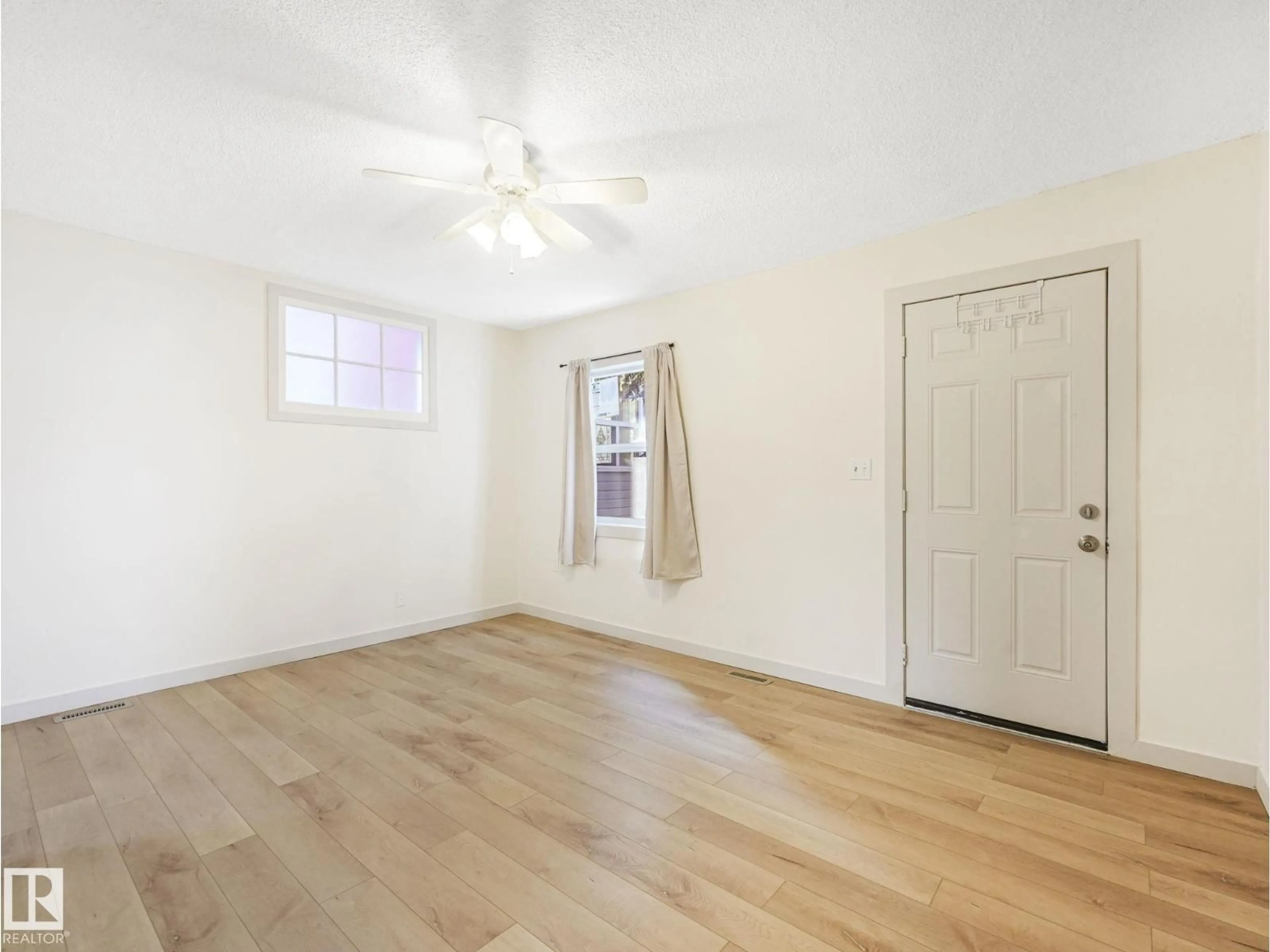 A pic of a room for 11927 95A ST NW, Edmonton Alberta T5G1R4