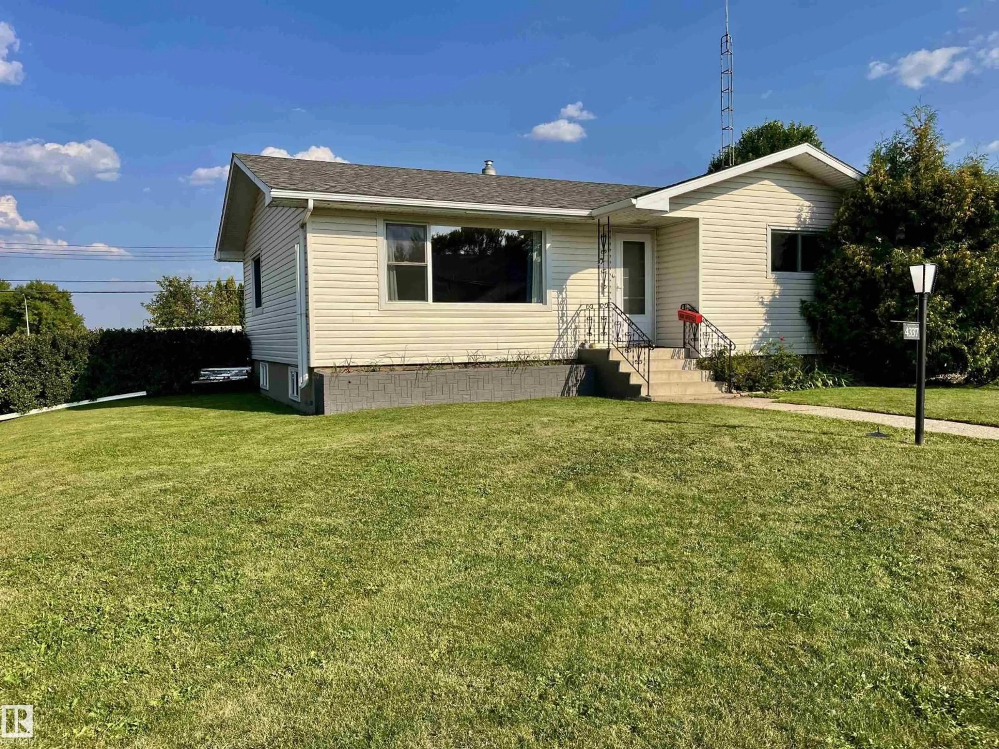 A pic from outside/outdoor area/front of a property/back of a property/a pic from drone, street for 4337 48A ST, Vegreville Alberta T9C1B2
