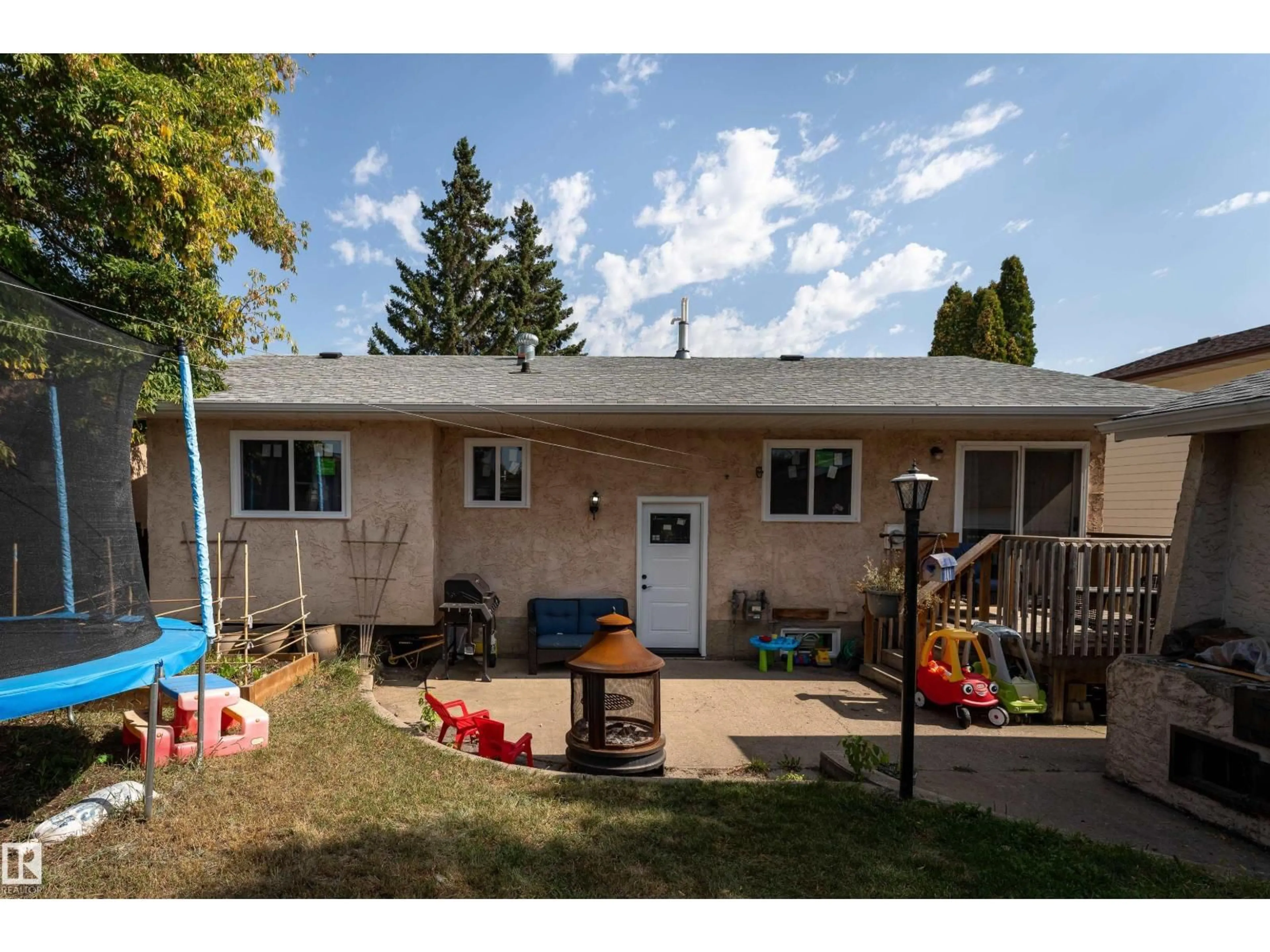 Patio, unknown for 9510 79 ST, Fort Saskatchewan Alberta T8L3R4