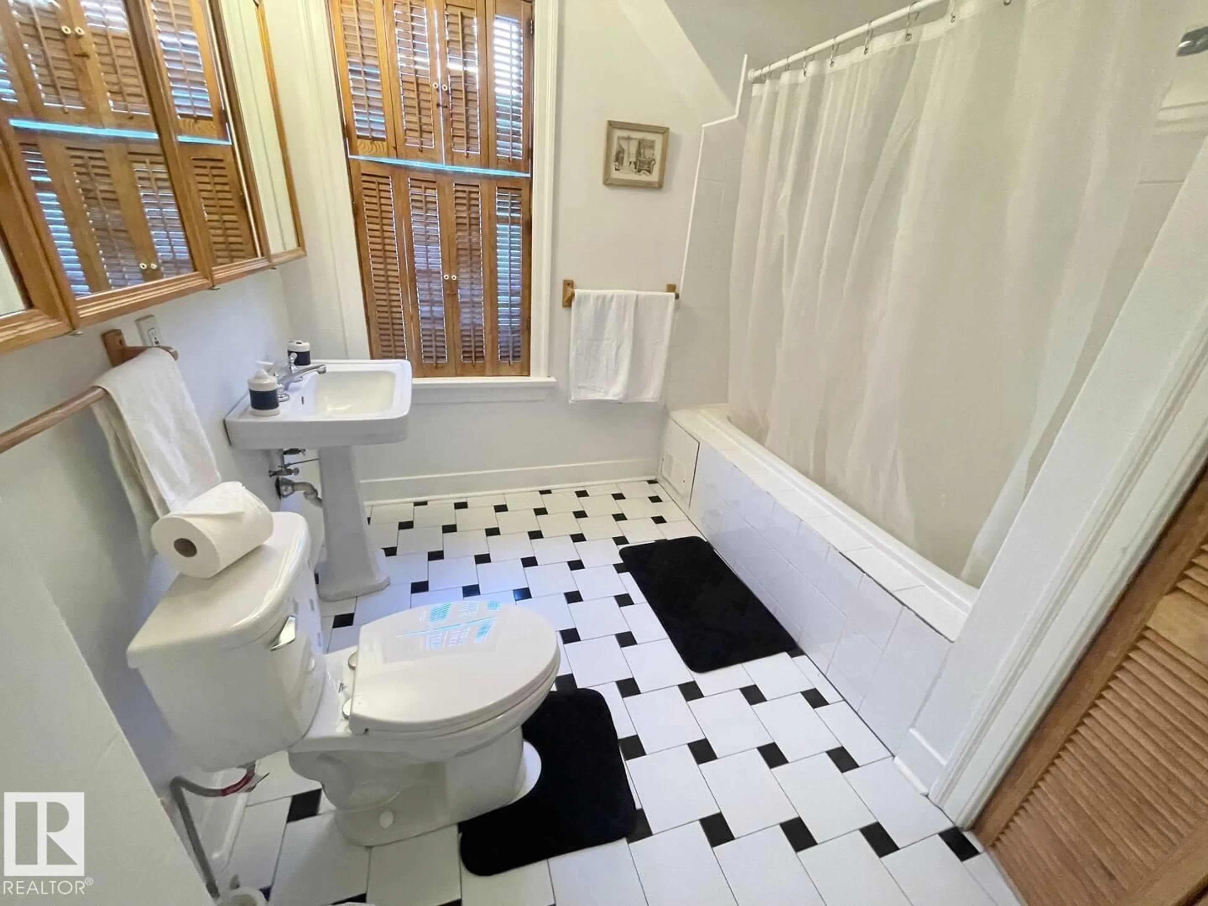 Standard bathroom, ceramic/tile floor for 11128 81 AV, Edmonton Alberta T6G0S5