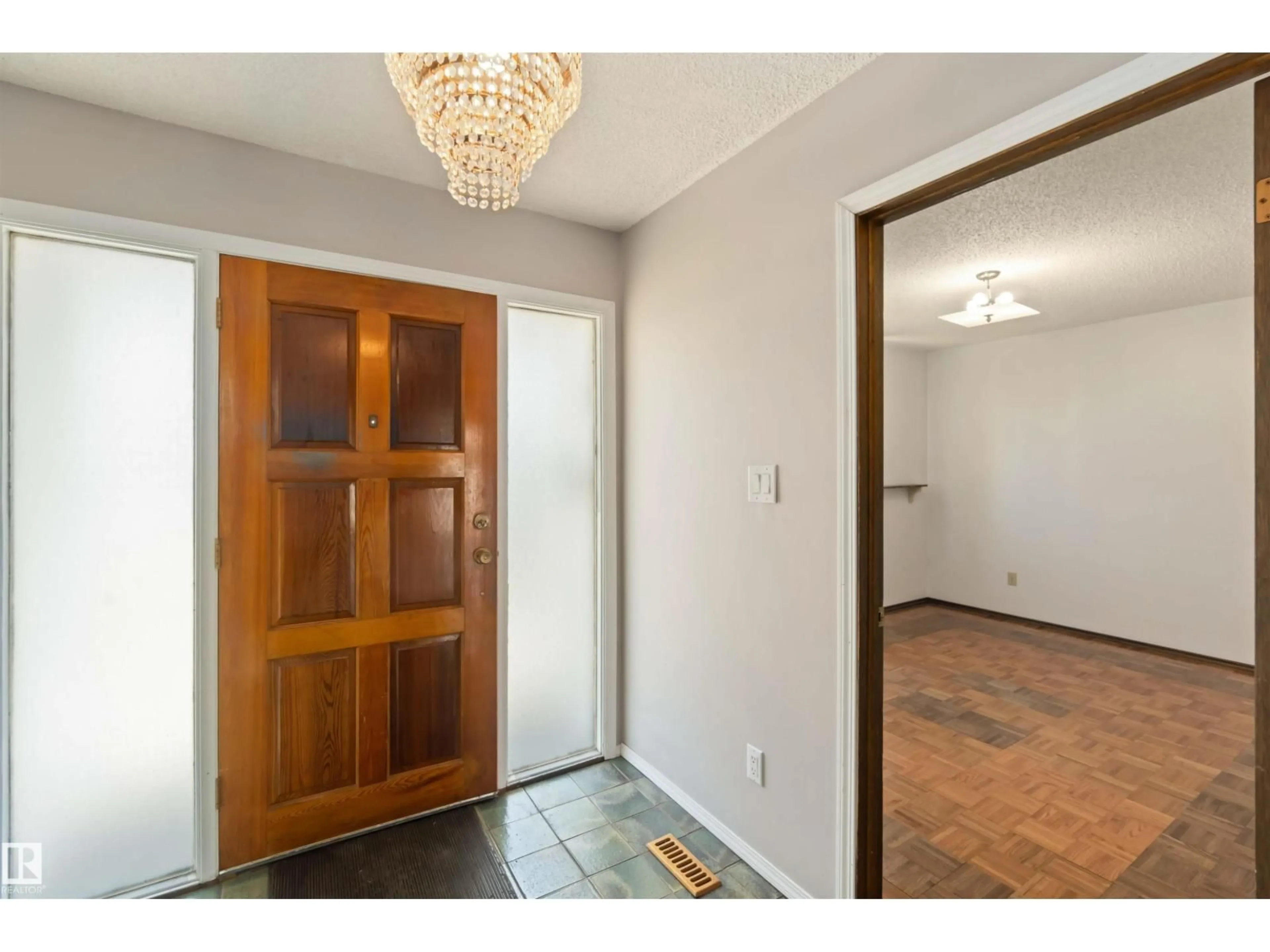 Indoor entryway for 4304 79 ST, Edmonton Alberta T9E0R7