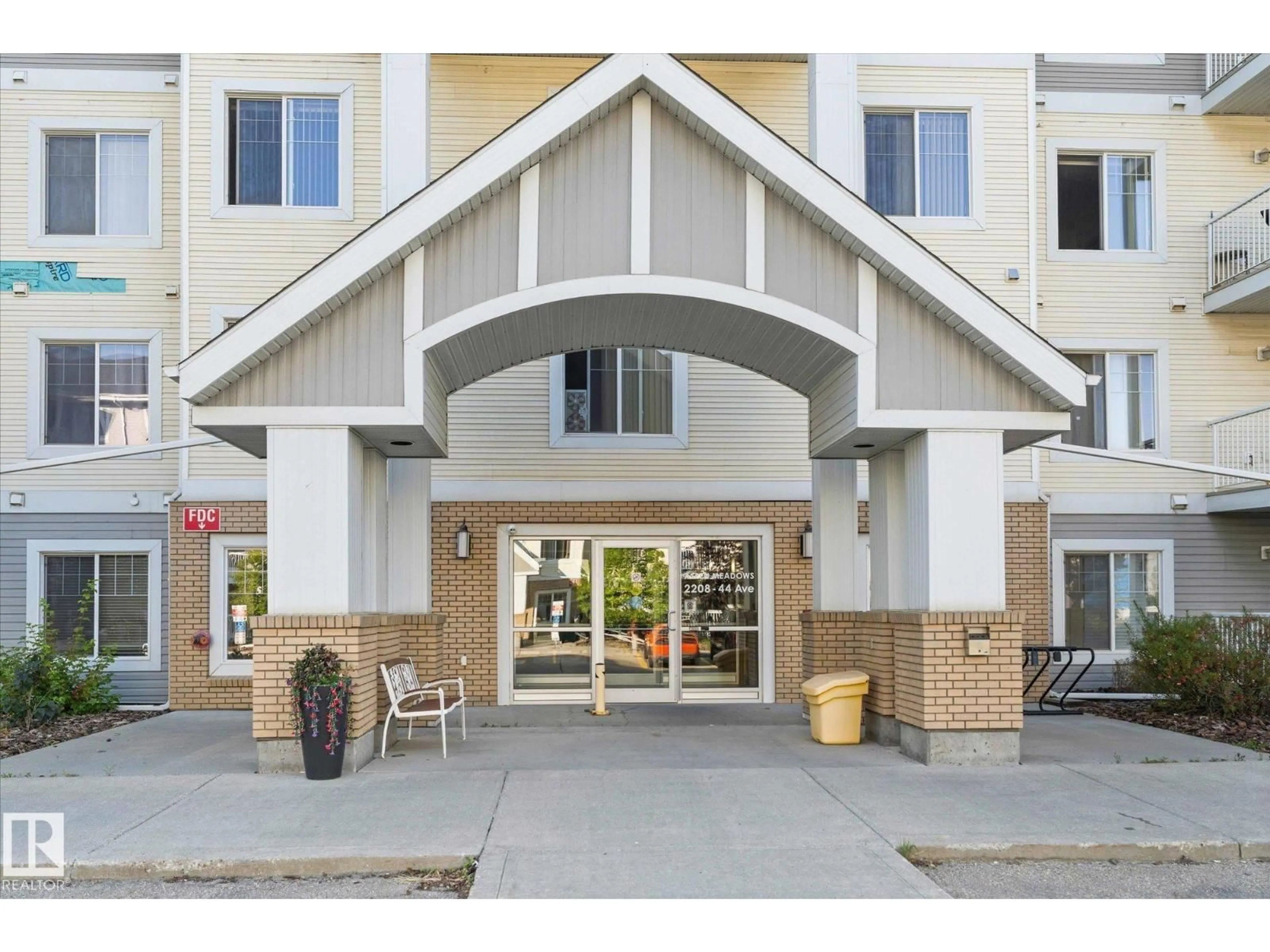 Indoor foyer for #112 - 2208 44 AV, Edmonton Alberta T6T0G6