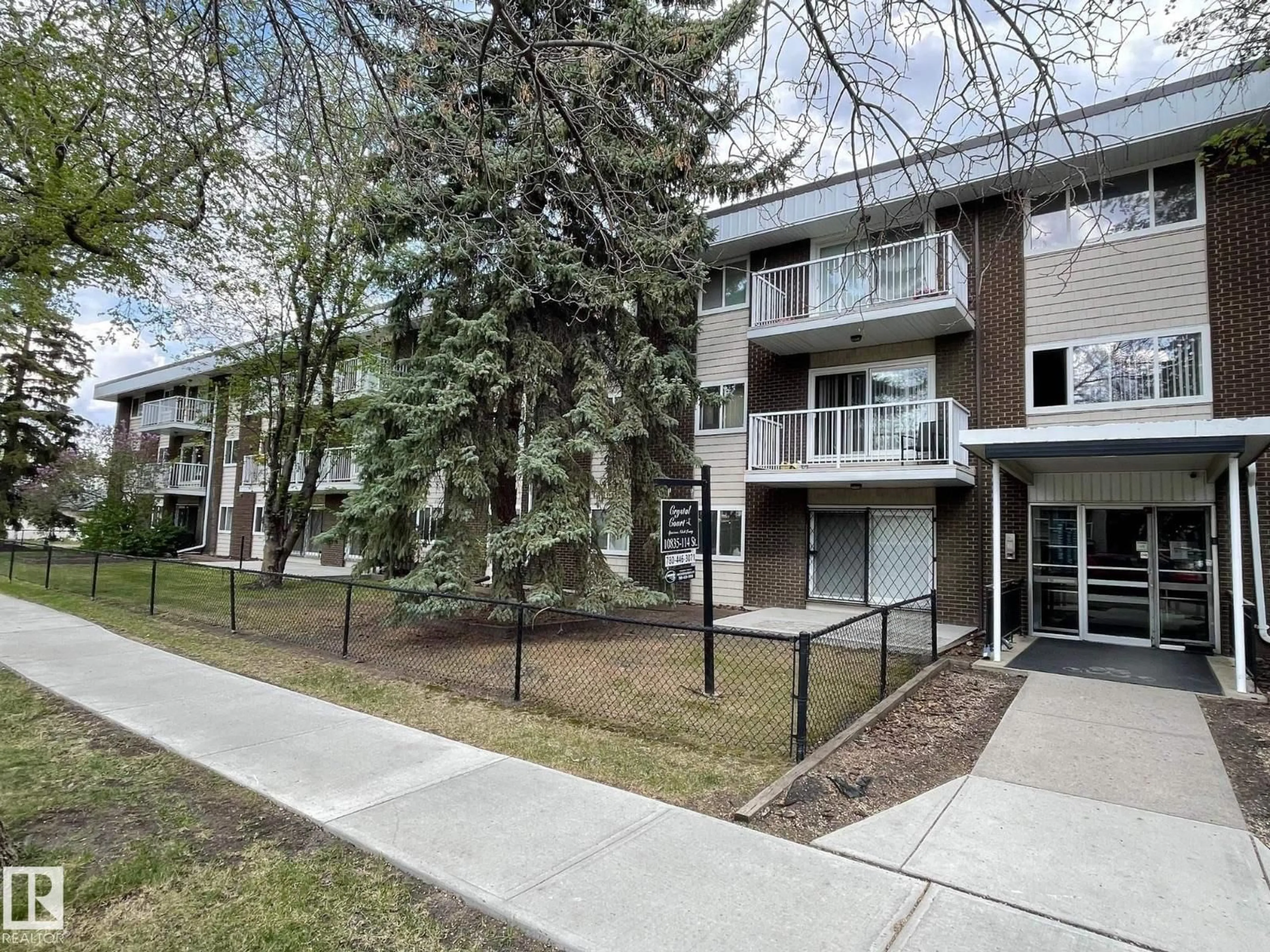 A pic from outside/outdoor area/front of a property/back of a property/a pic from drone, street for 10835 114 ST, Edmonton Alberta T5H3K3