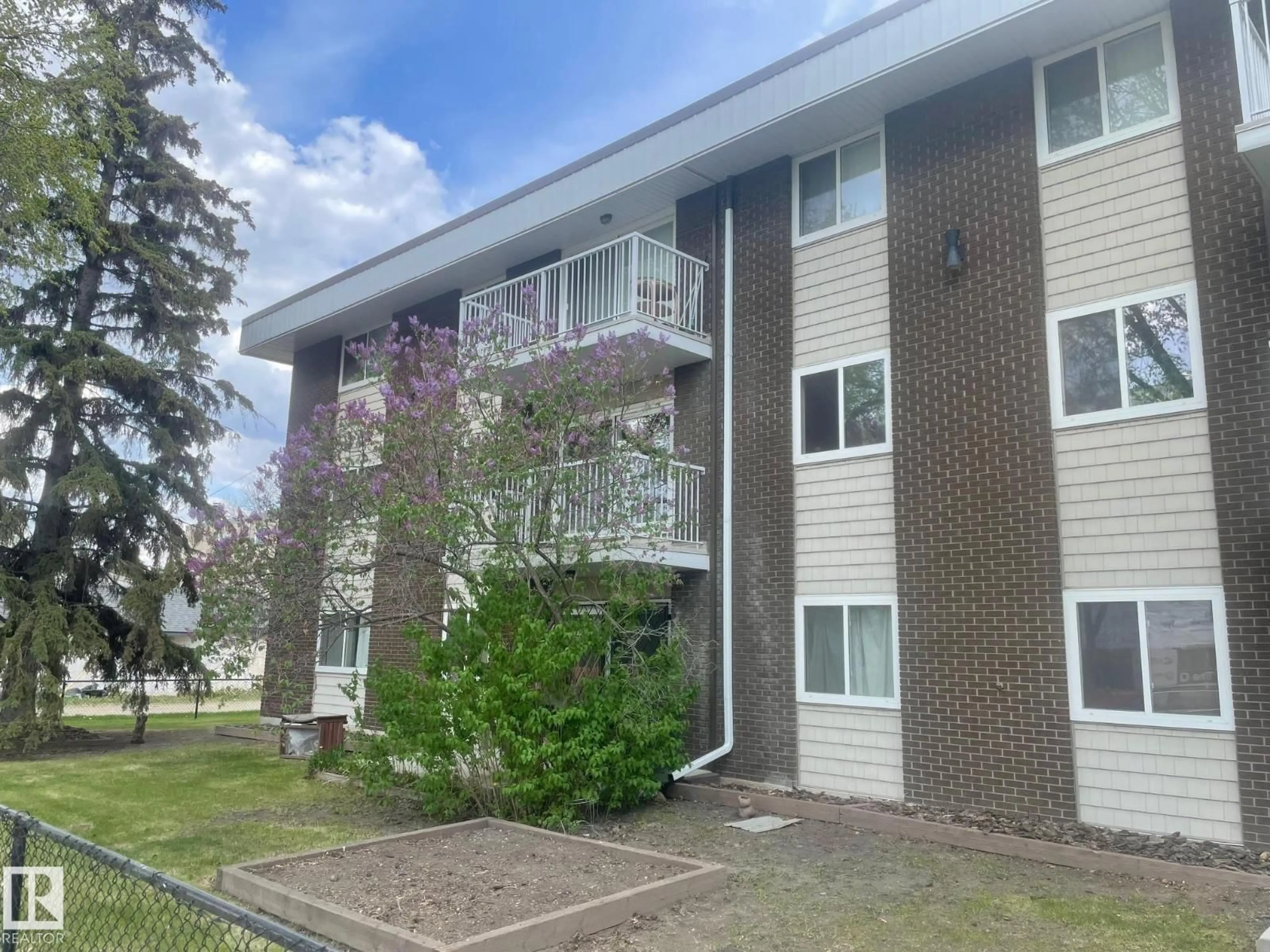 A pic from outside/outdoor area/front of a property/back of a property/a pic from drone, building for 10835 114 ST, Edmonton Alberta T5H3K3