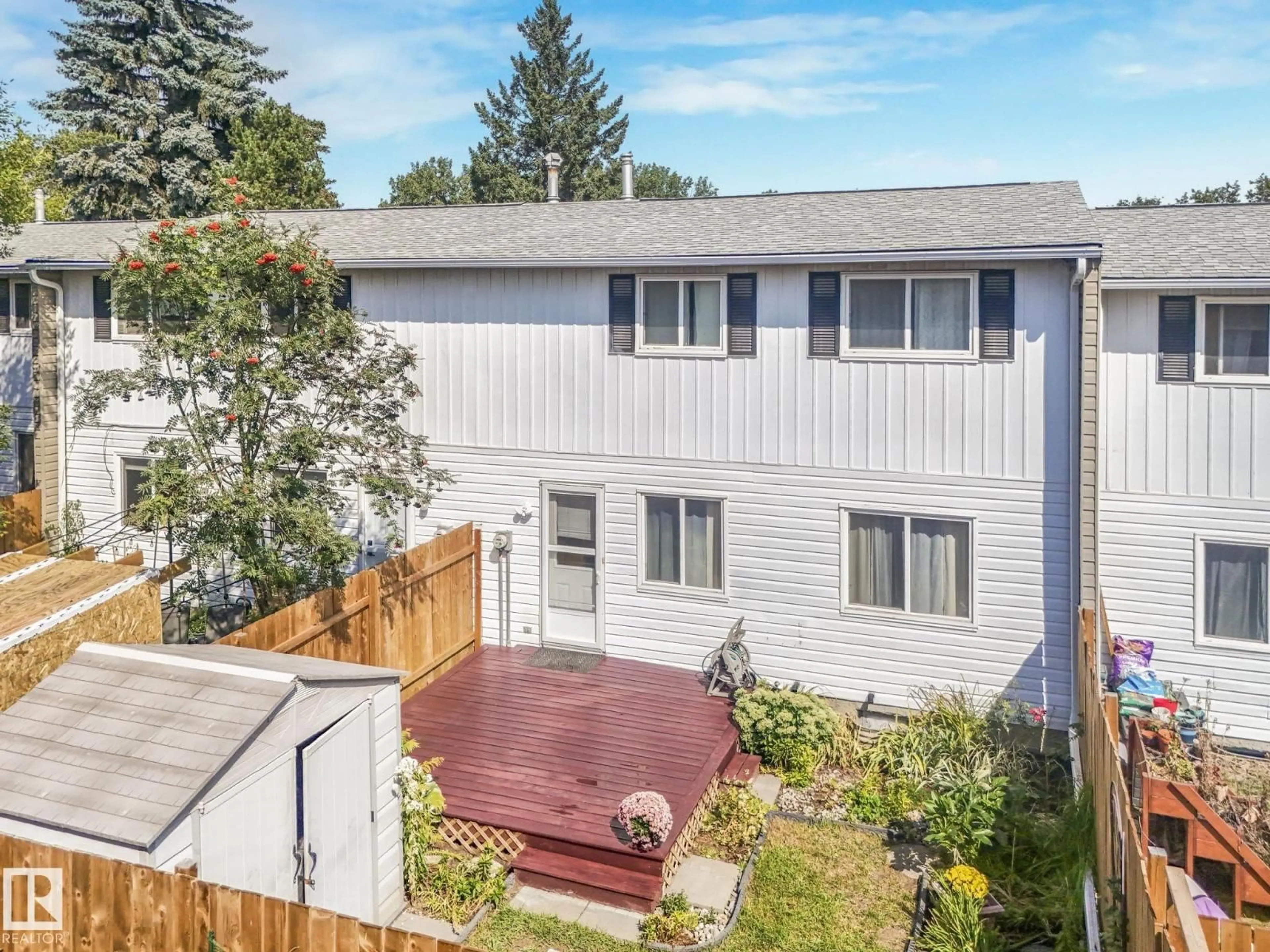 A pic from outside/outdoor area/front of a property/back of a property/a pic from drone, street for 127 RIDGEWOOD TC, St. Albert Alberta T8N0E9