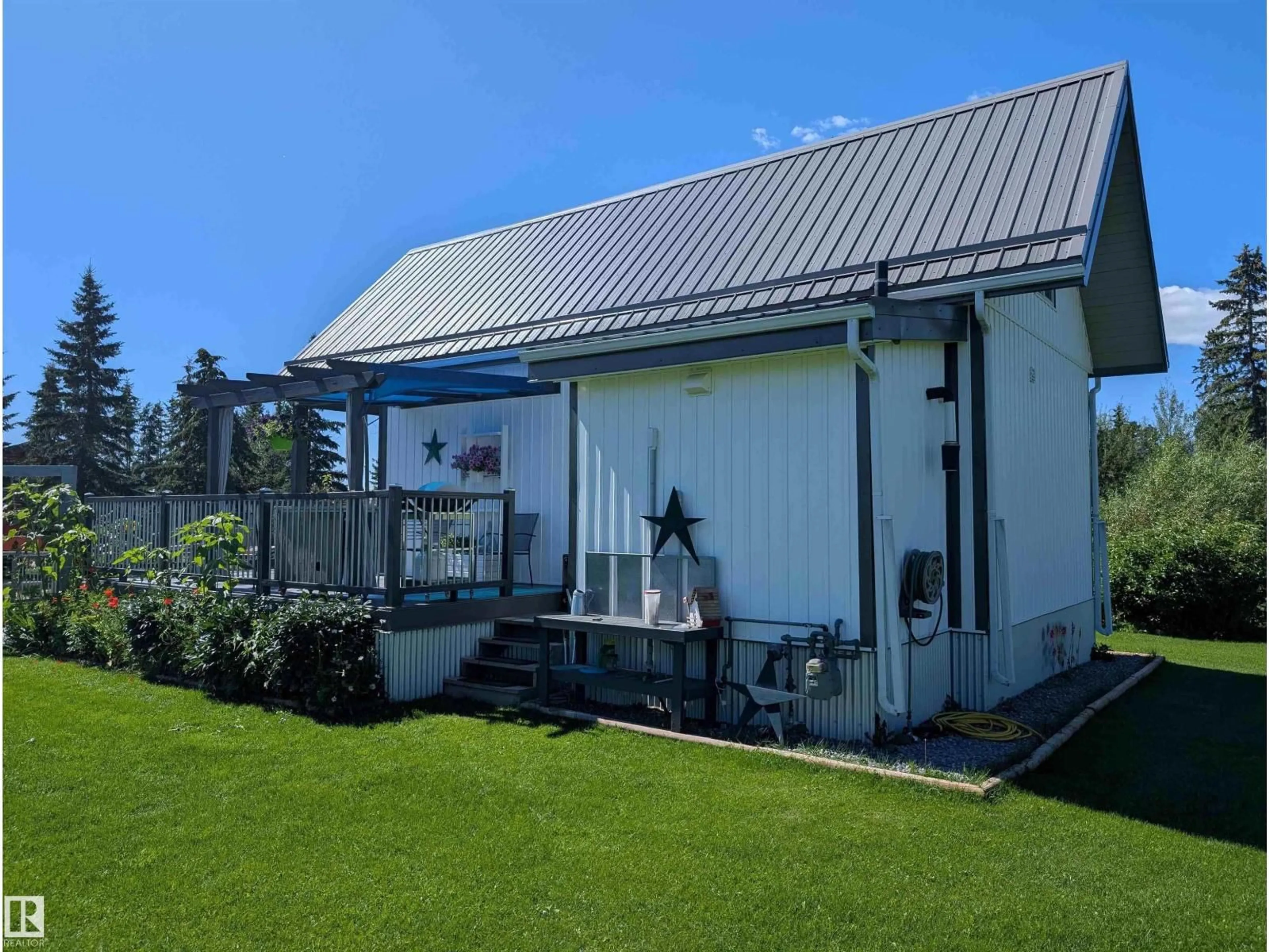 A pic from outside/outdoor area/front of a property/back of a property/a pic from drone, building for E - 410 5 ST, Winfield Alberta T0C2X0