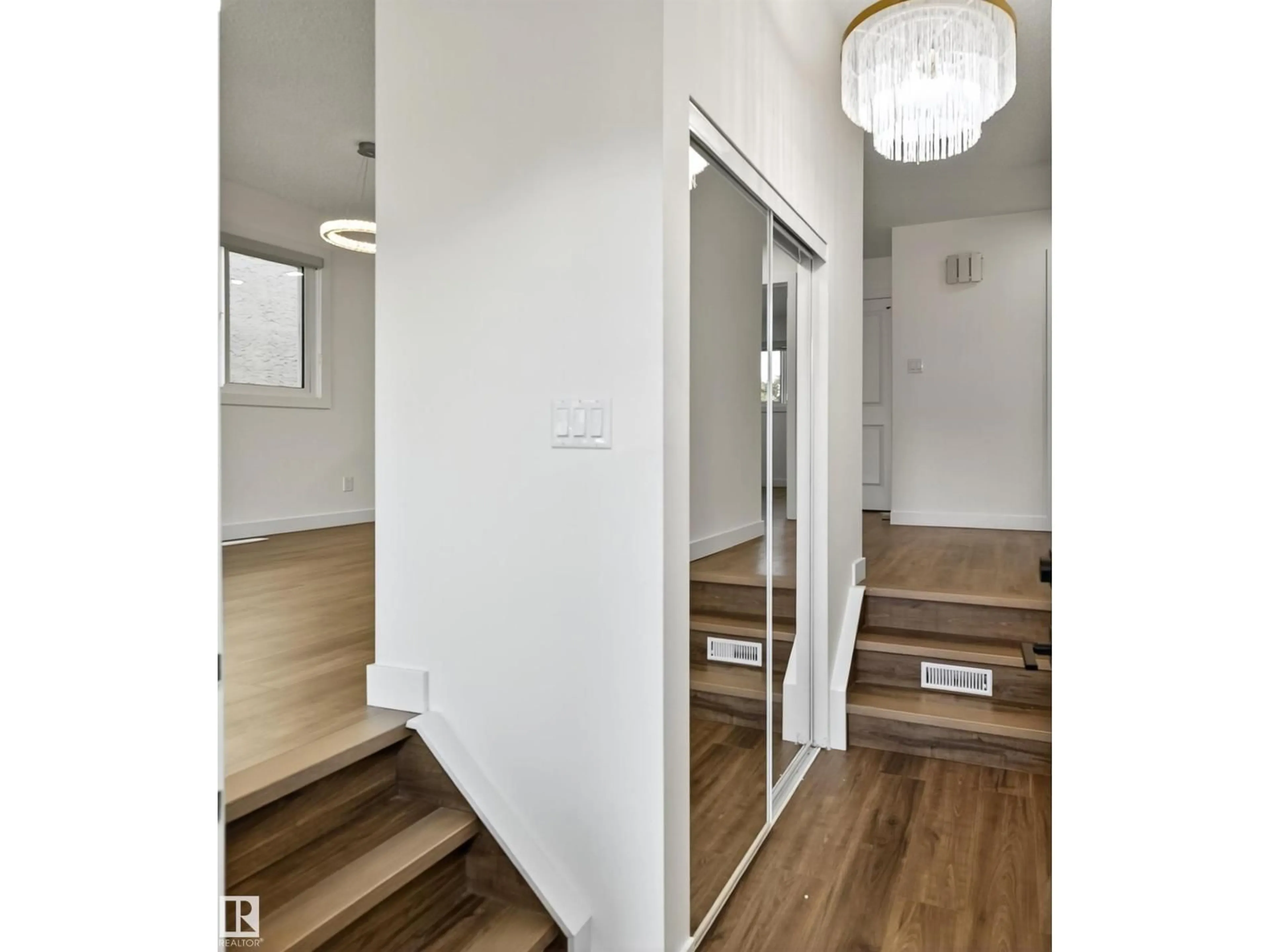 Indoor entryway for 4516 27 AV, Edmonton Alberta T6L4P9