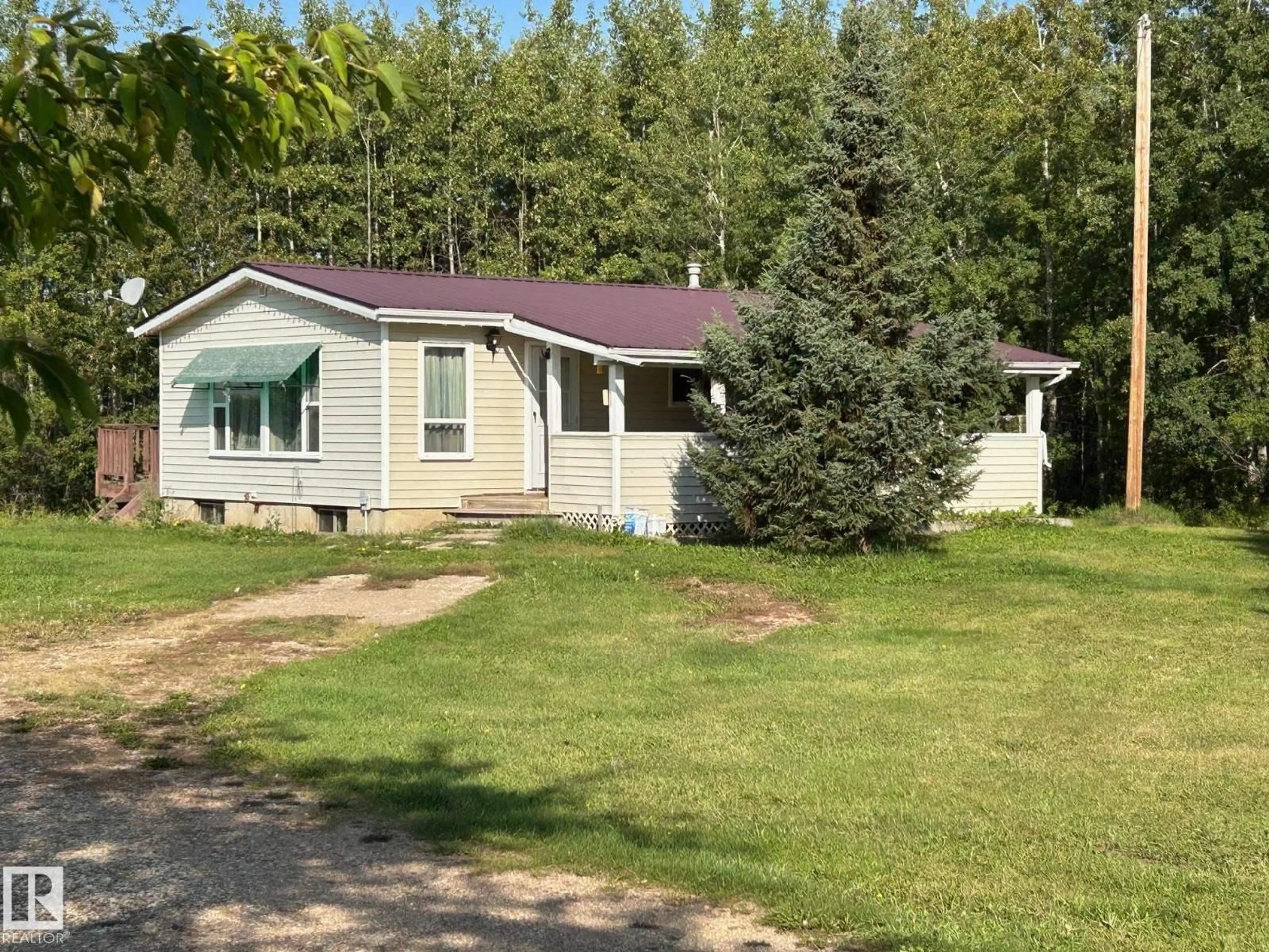 A pic from outside/outdoor area/front of a property/back of a property/a pic from drone, unknown for 60432 RGE RD 222, Rural Thorhild County Alberta T0A3J0