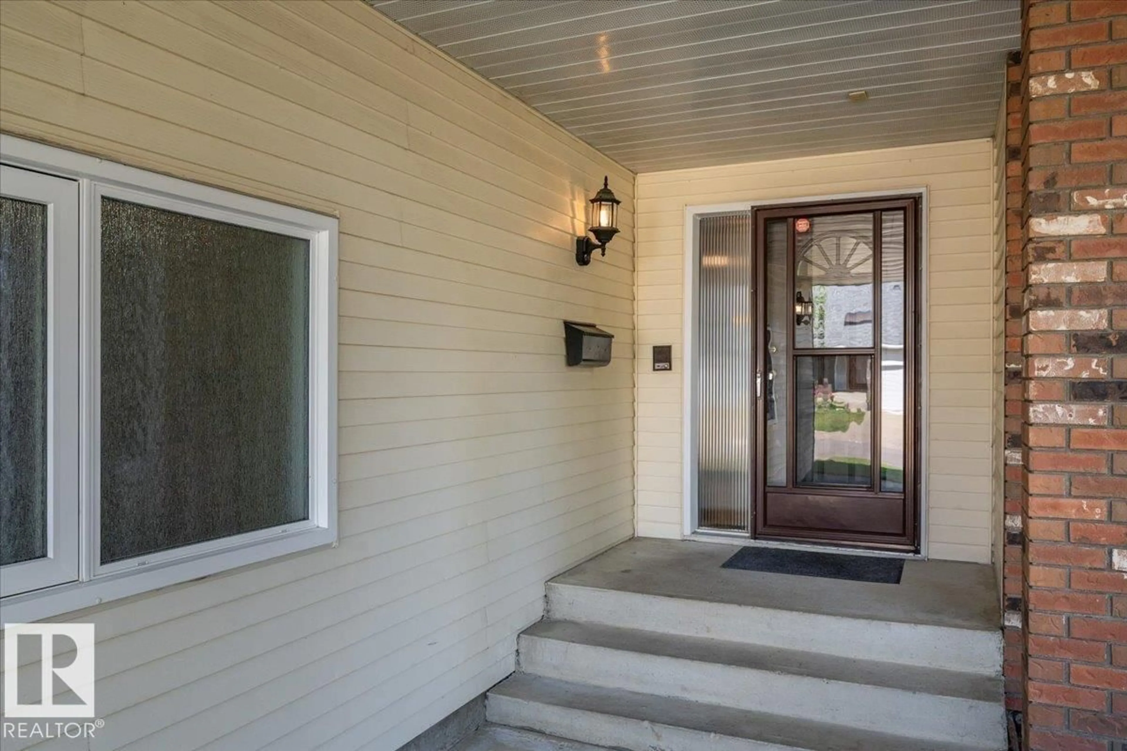 Indoor entryway for 823 RICHARDS CR, Edmonton Alberta T6R1B4