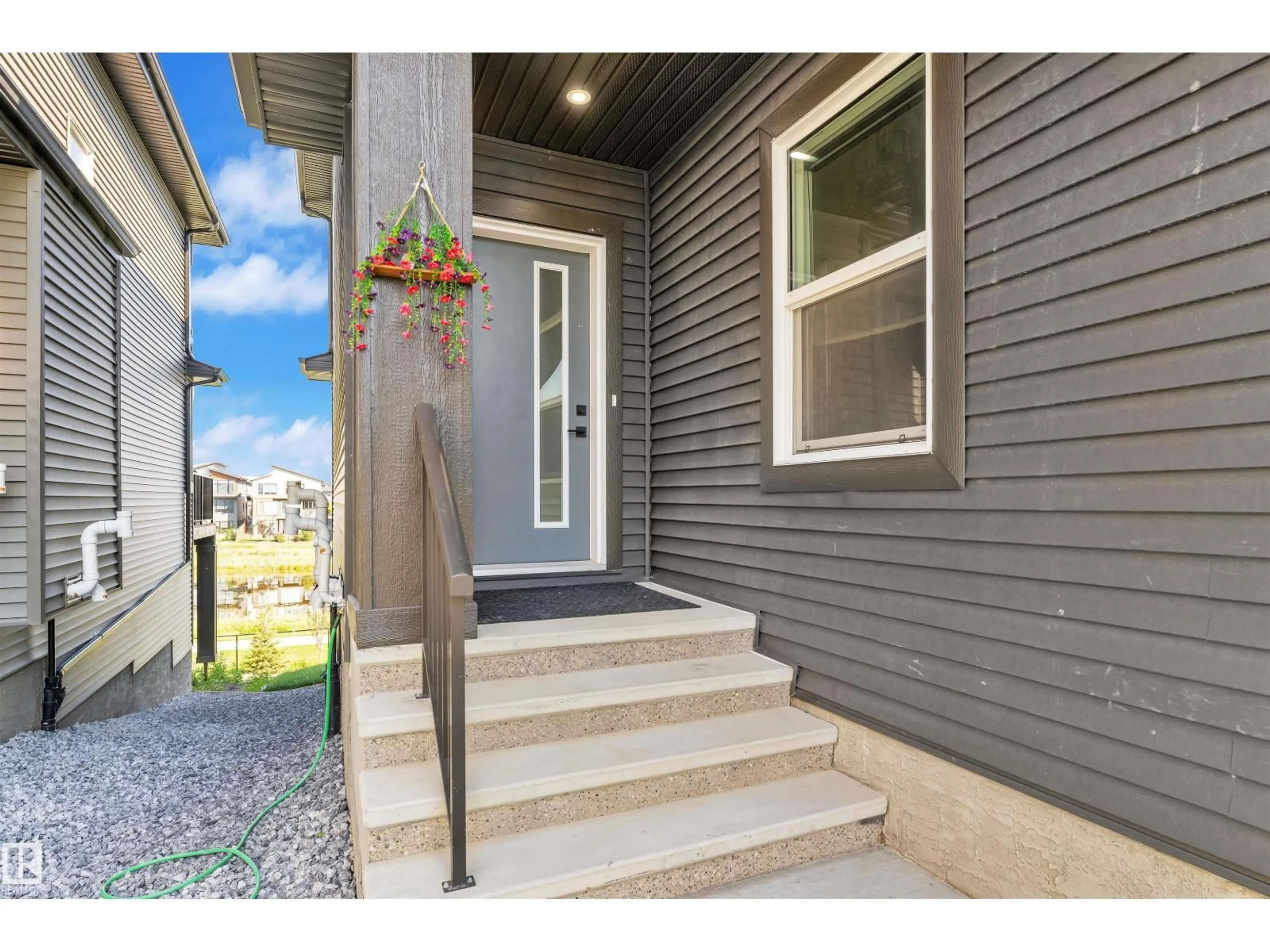 Indoor entryway for 5491 KOOTOOK RD, Edmonton Alberta T6W4Z5