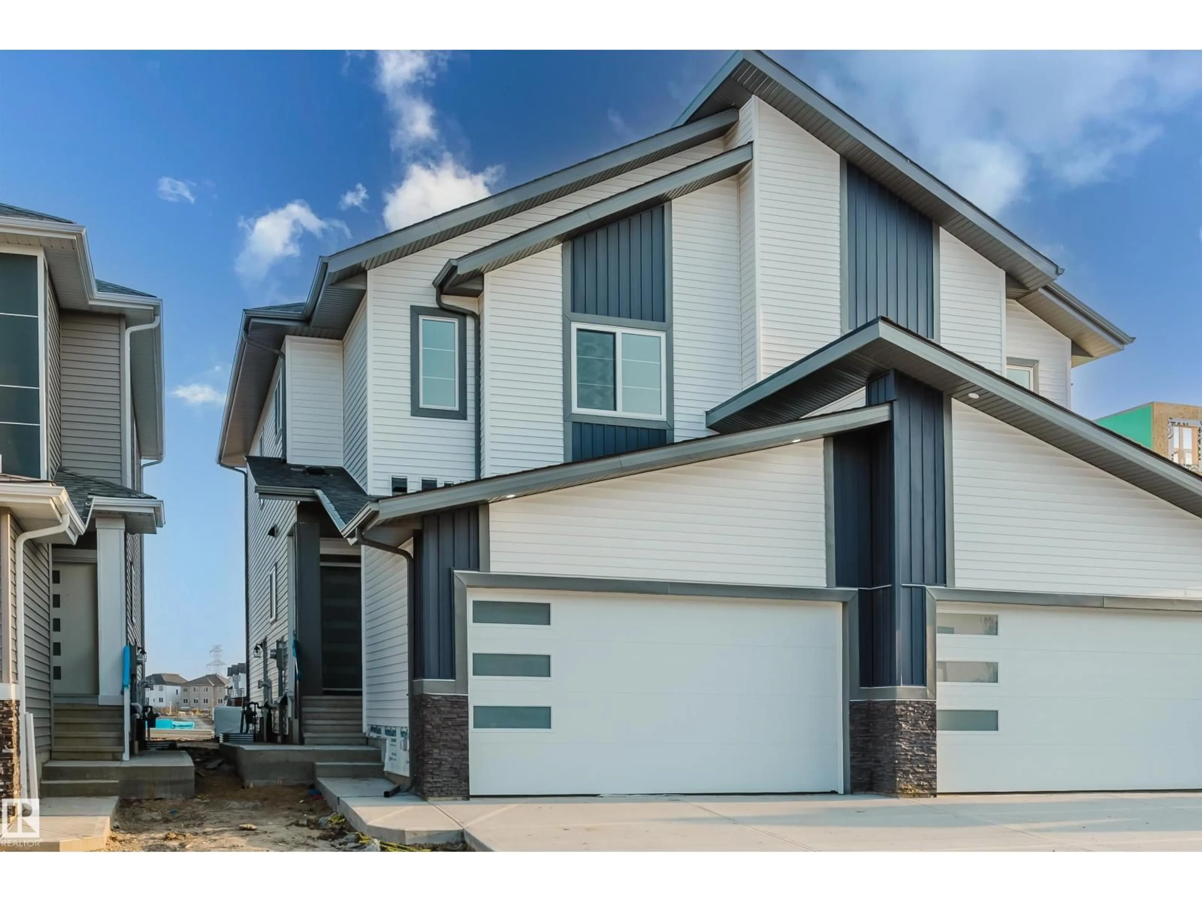 Home with vinyl exterior material, street for 927 19 AV, Edmonton Alberta T6T2X4