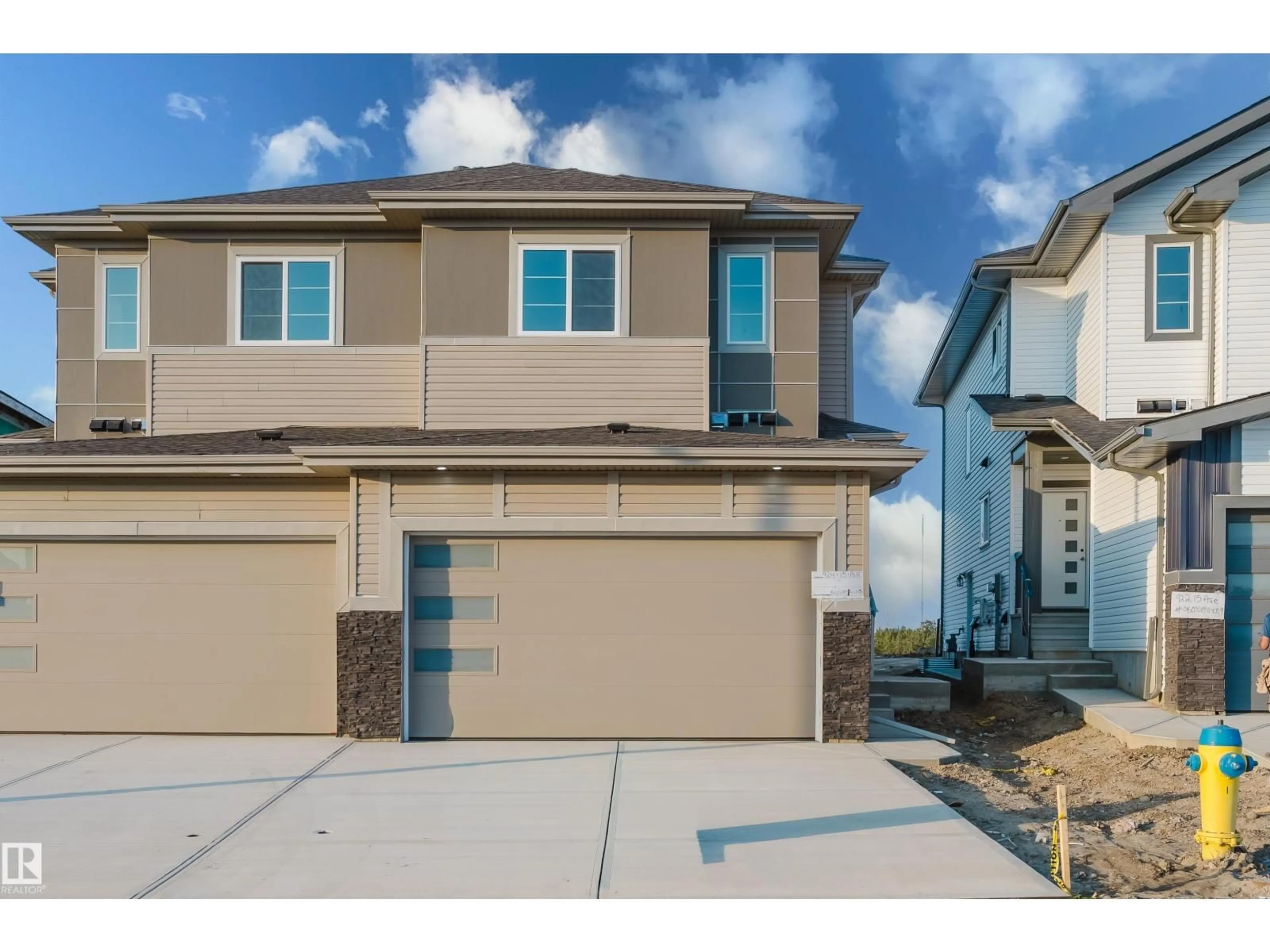 Home with vinyl exterior material, street for 924 15 AV, Edmonton Alberta T6T2W9