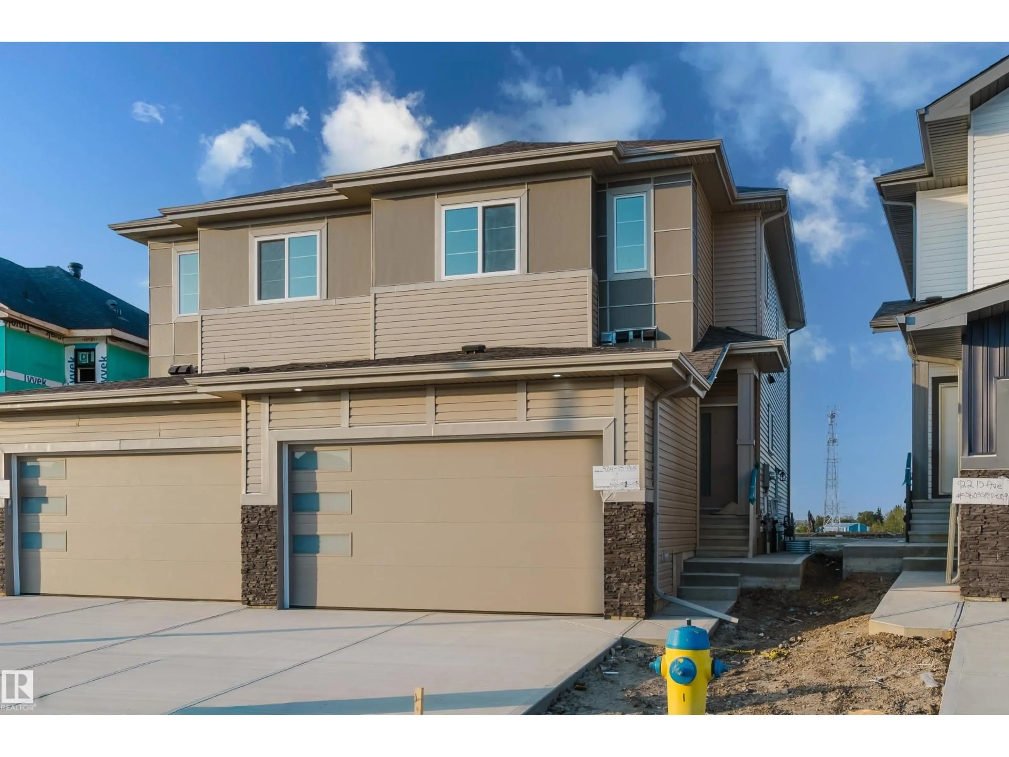 Home with vinyl exterior material, street for 924 15 AV, Edmonton Alberta T6T2W9
