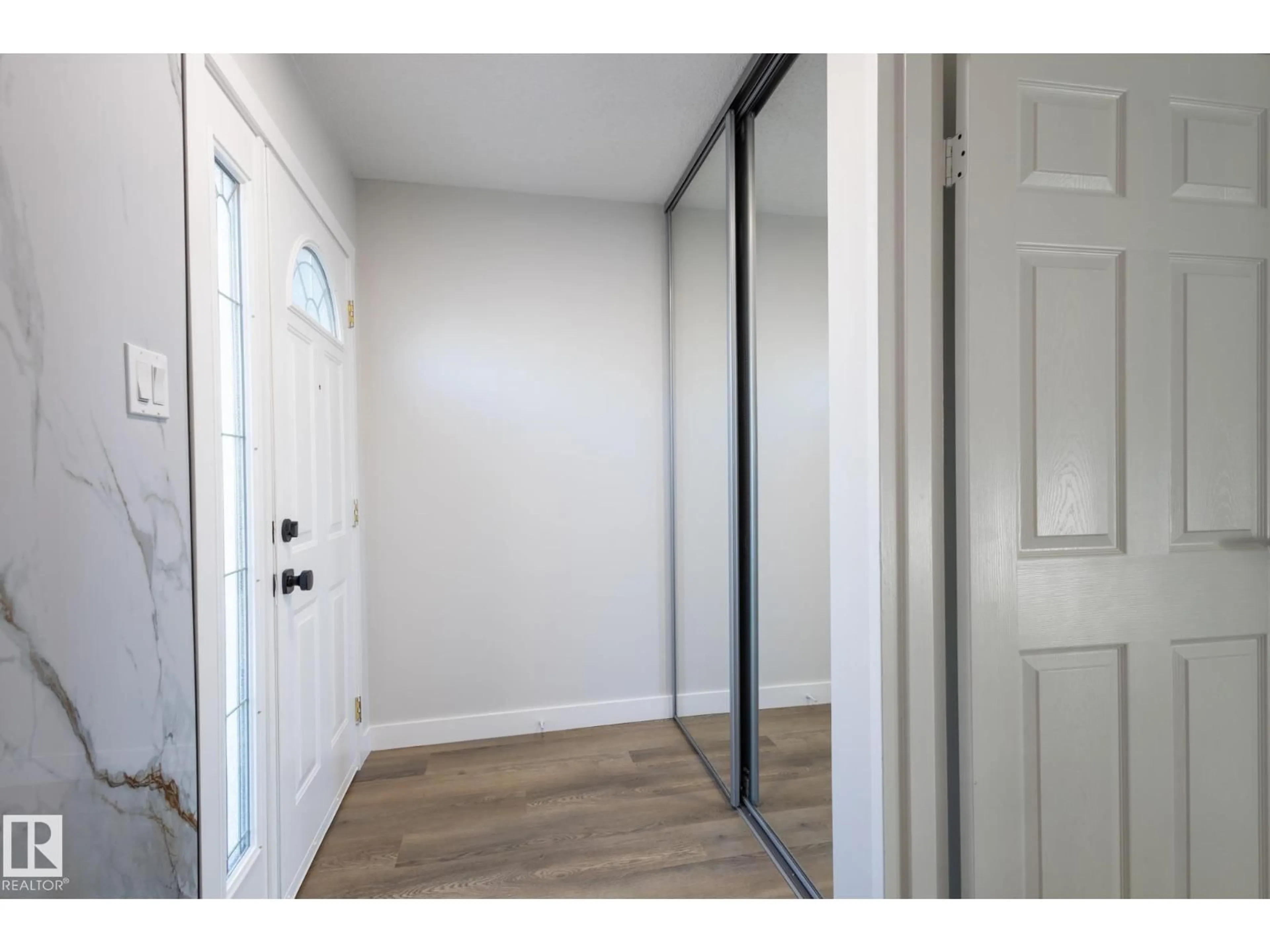 Indoor entryway for 62 AMBERLY CO, Edmonton Alberta T5A0H9