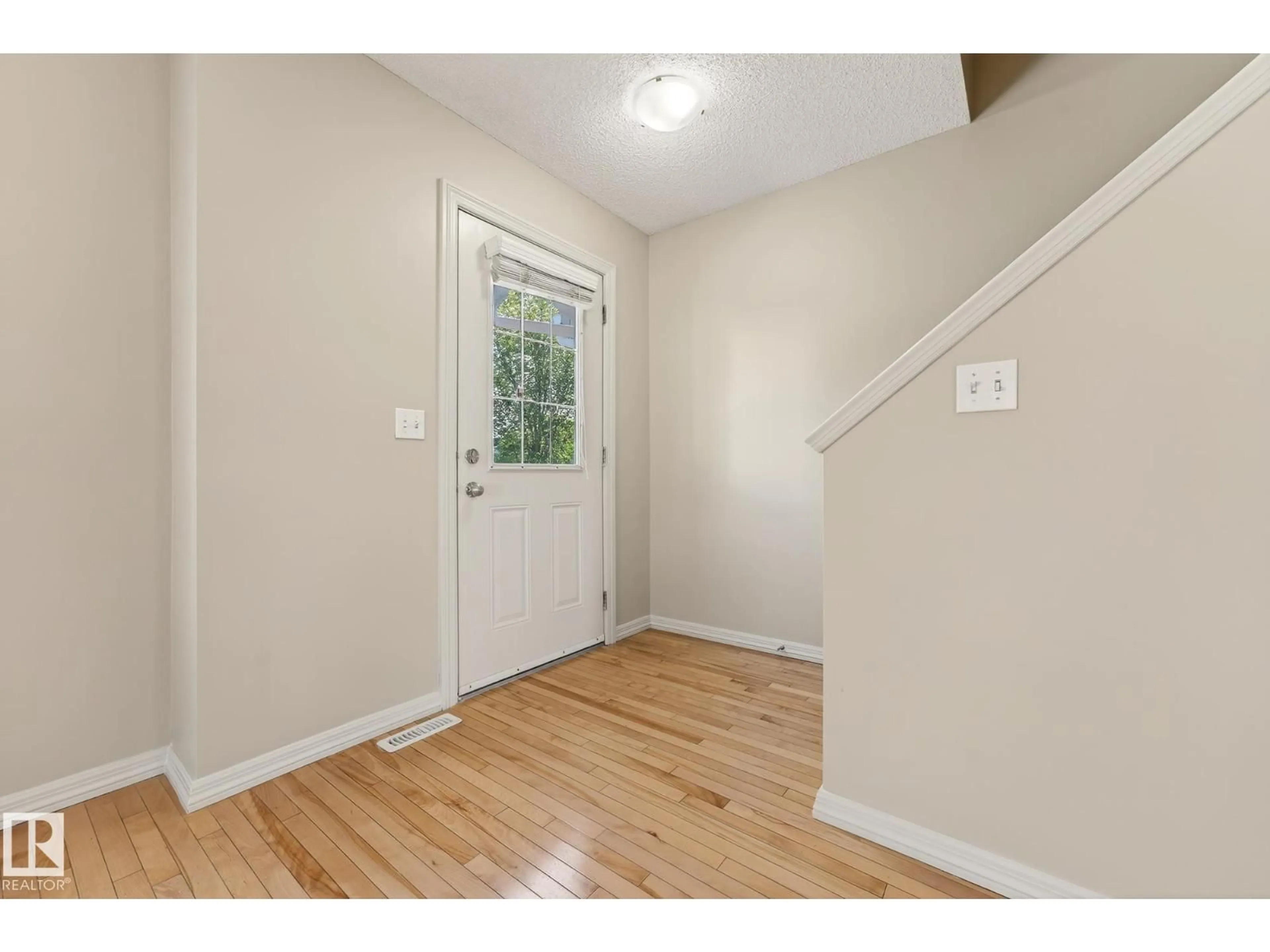 Indoor entryway for 44 2336 ASPEN TR, Sherwood Park Alberta T8H0J1