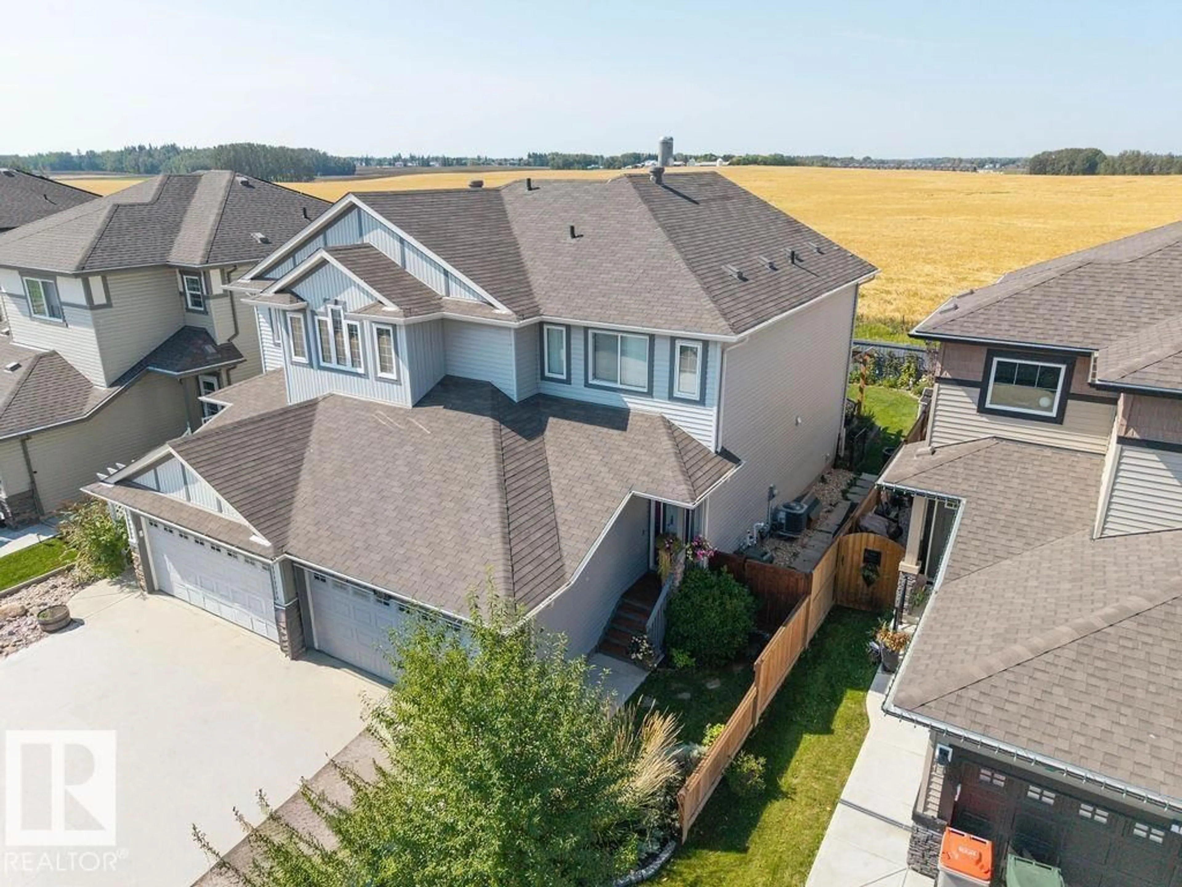 A pic from outside/outdoor area/front of a property/back of a property/a pic from drone, street for 106 SOUTH CREEK WD, Stony Plain Alberta T7X2X2