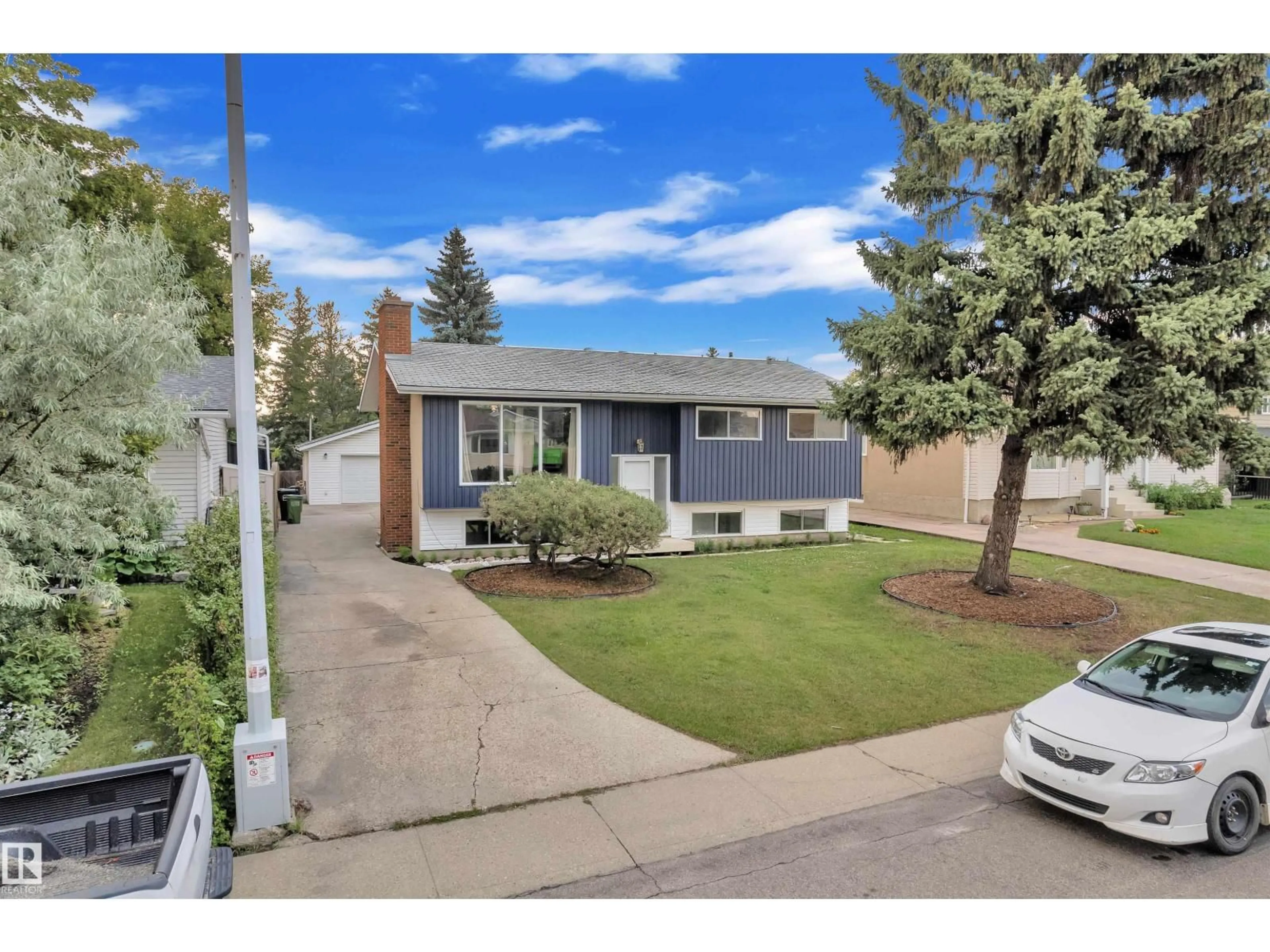 Home with vinyl exterior material, street for 132 RICHFIELD RD, Edmonton Alberta T6K0A2