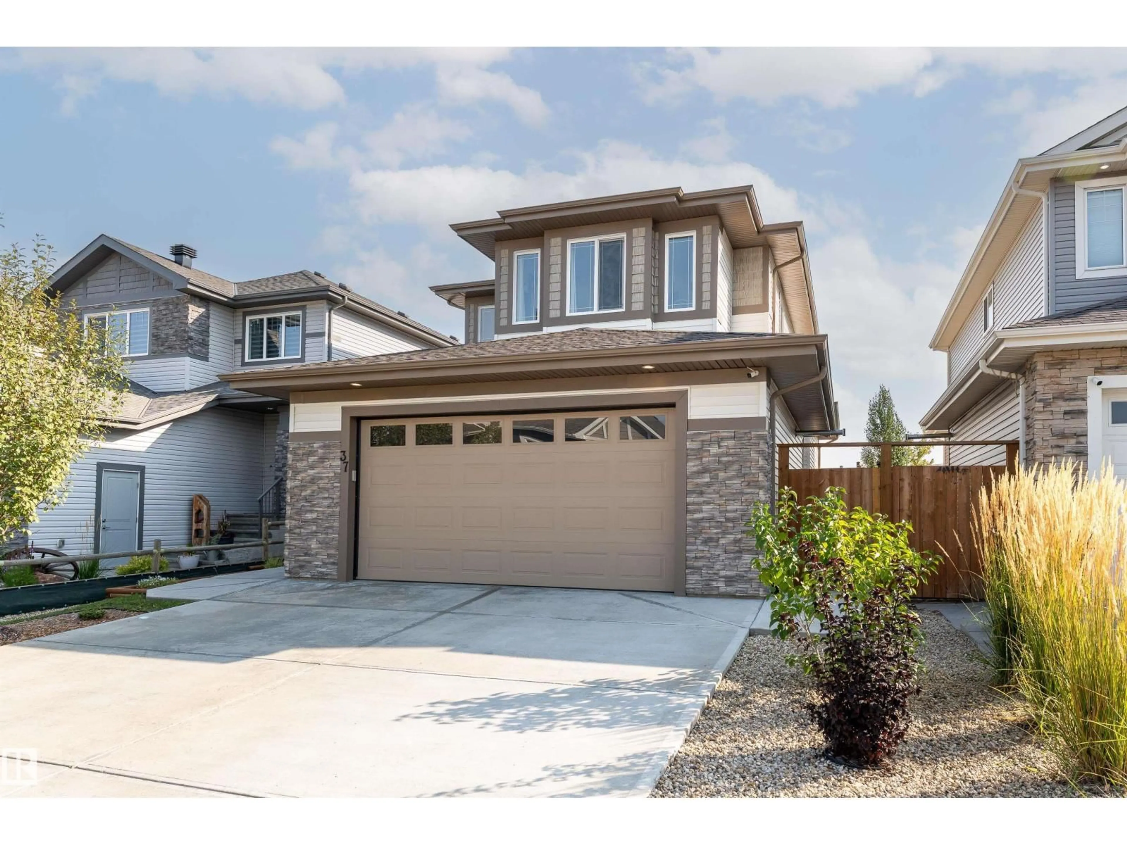 Home with vinyl exterior material, street for 37 WALLACE PT, Fort Saskatchewan Alberta T8L0W6