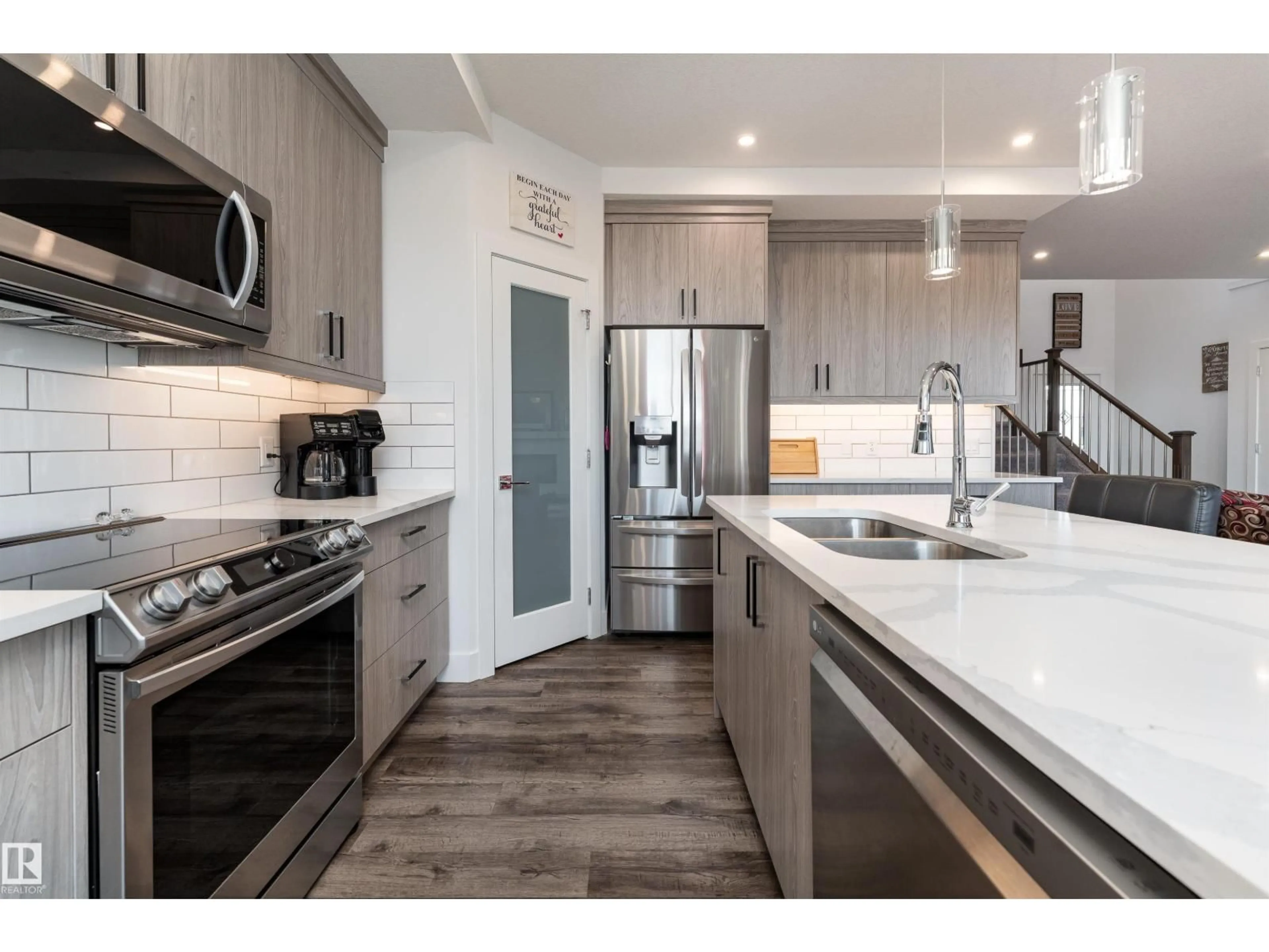 Open concept kitchen, ceramic/tile floor for 37 WALLACE PT, Fort Saskatchewan Alberta T8L0W6