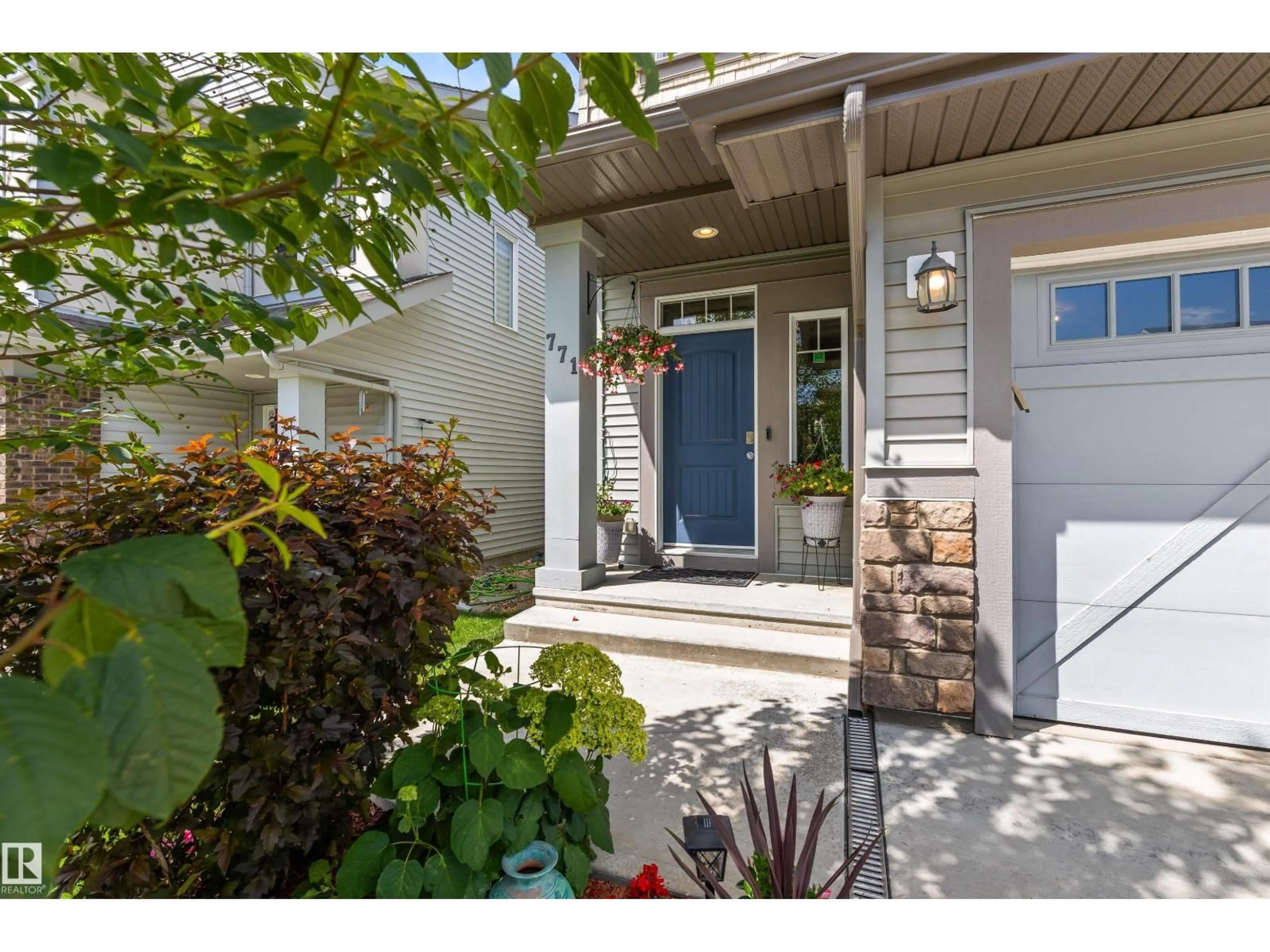 Indoor entryway for 771 EAGLESON CR, Edmonton Alberta T6M0V2