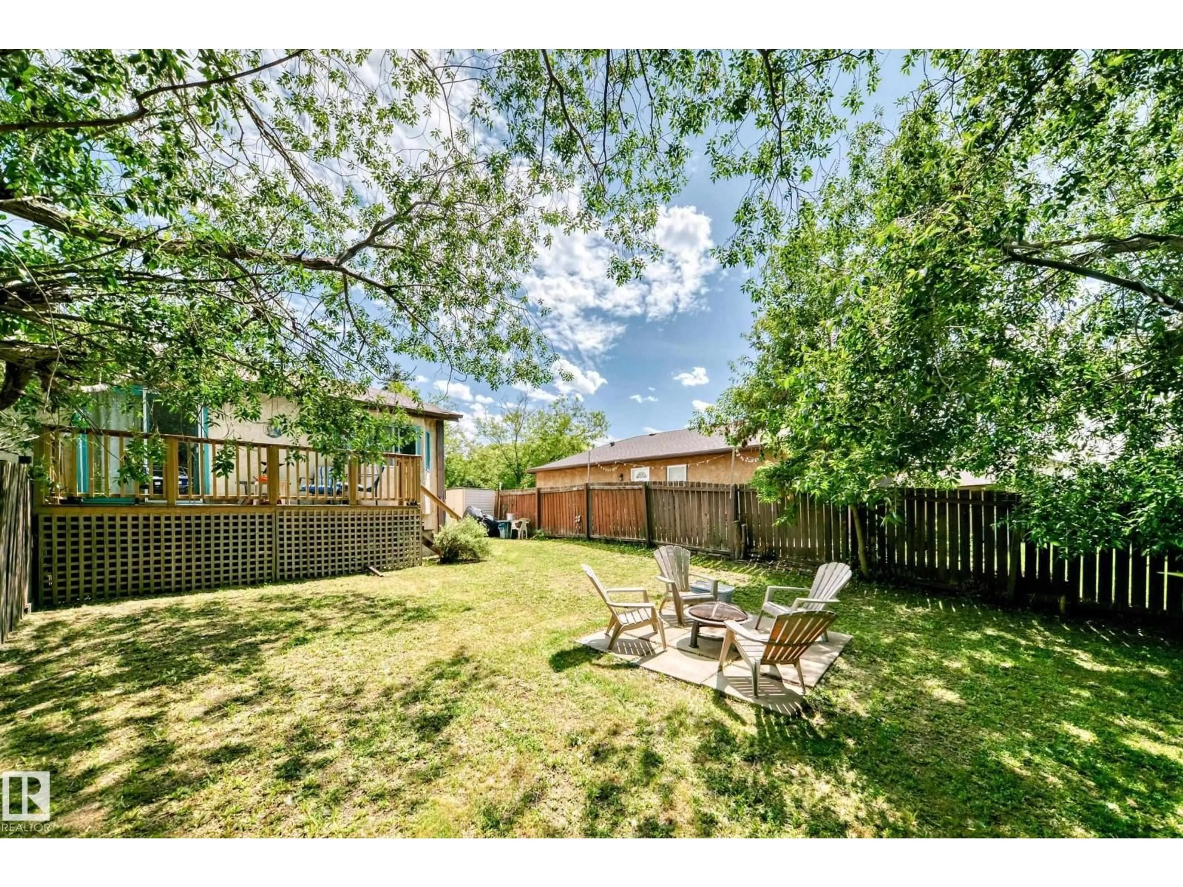 A pic from outside/outdoor area/front of a property/back of a property/a pic from drone, unknown for 4 FRANKLIN PL, St. Albert Alberta T8N3P5