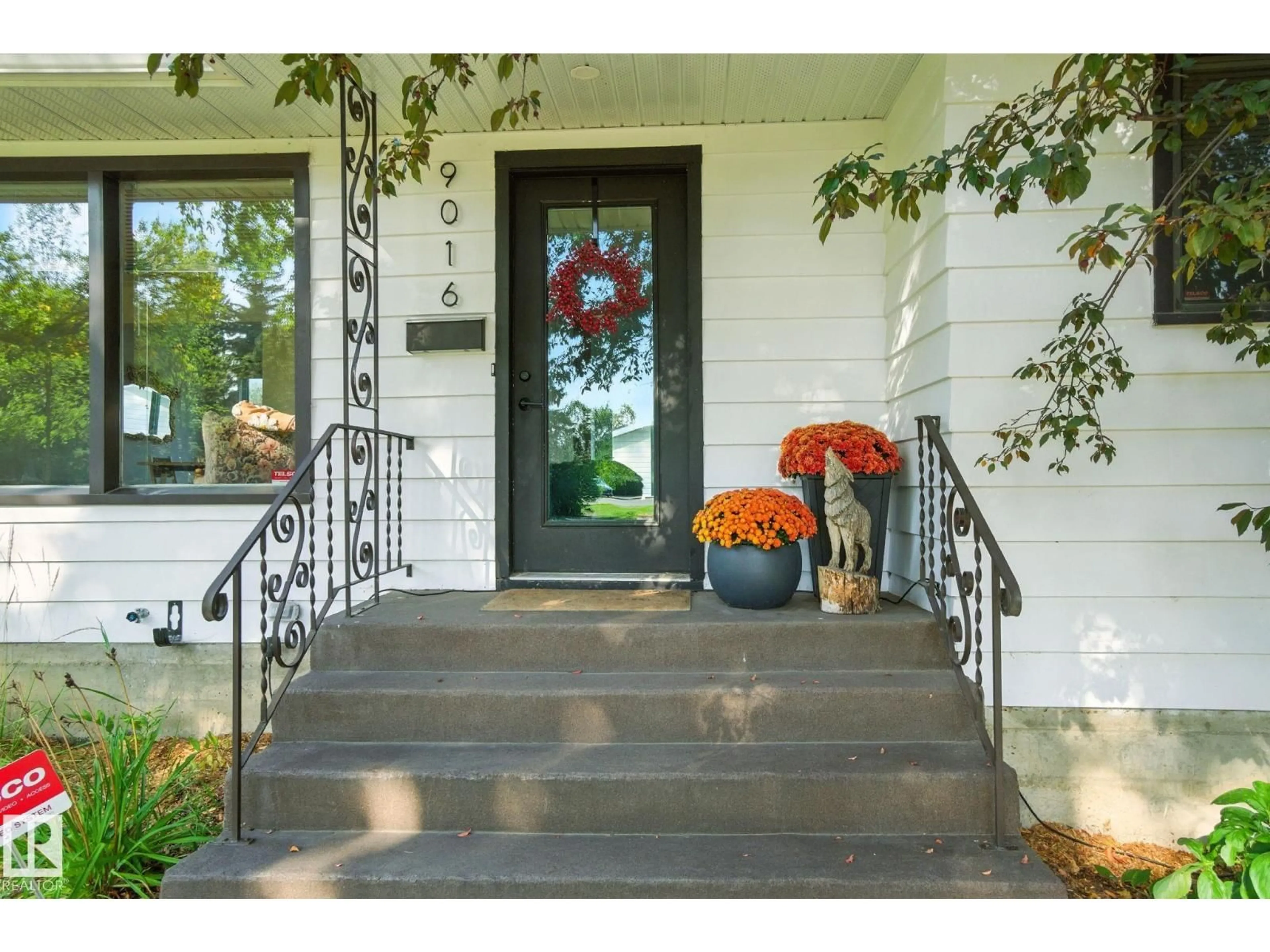 Indoor entryway for 9016 88 ST, Edmonton Alberta T6C3J6