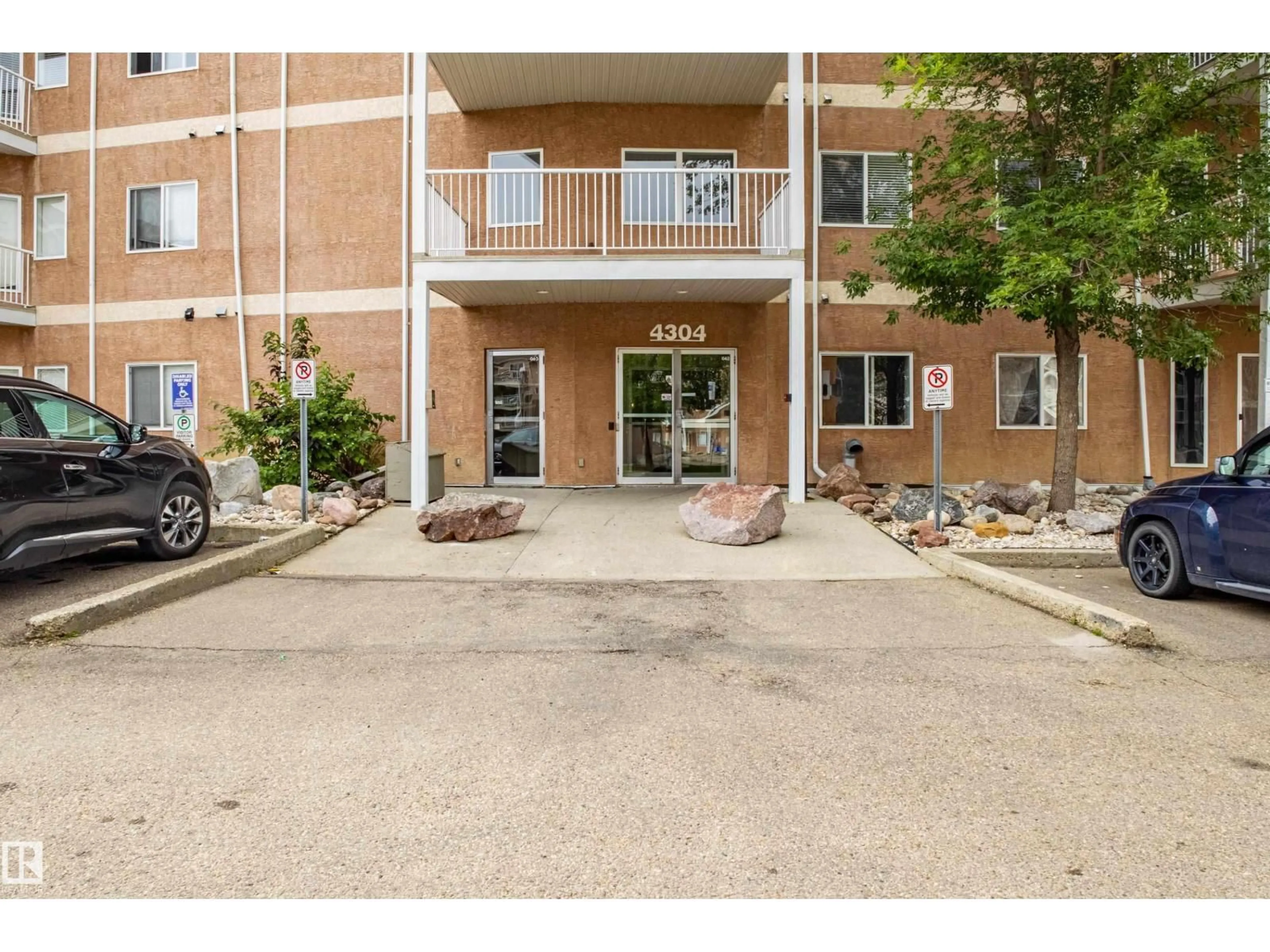 Indoor foyer for #326 - 4304 139 AV, Edmonton Alberta T5Y0H6