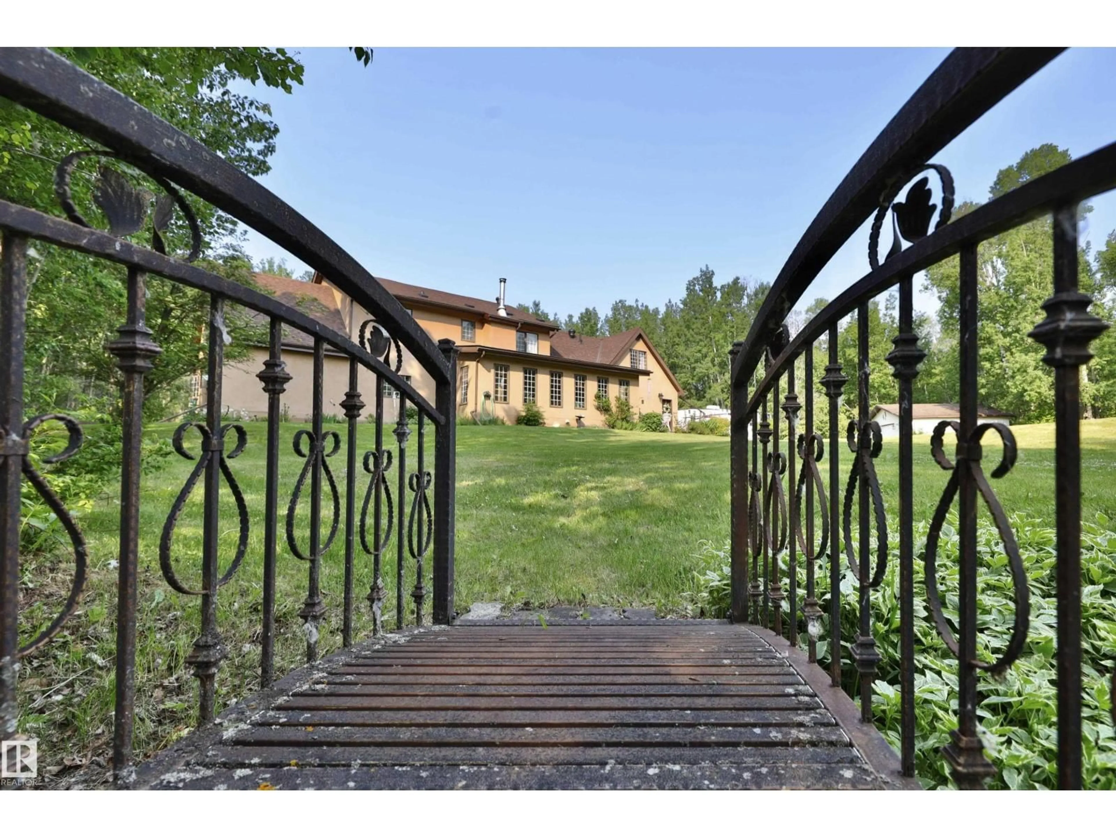 Patio, unknown for 8002 45 ST, Rural Wetaskiwin County Alberta T0C2C0