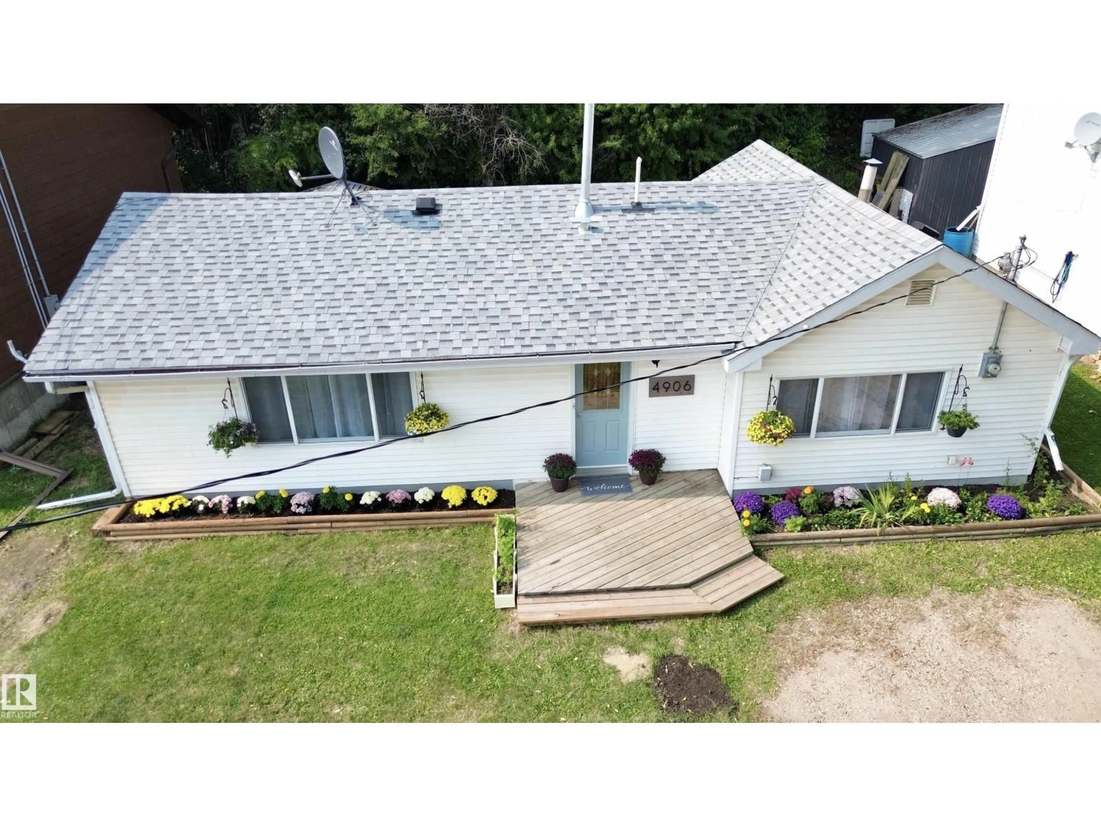 A pic from outside/outdoor area/front of a property/back of a property/a pic from drone, building for 4906 59 ST, Athabasca Town Alberta T9S1L5