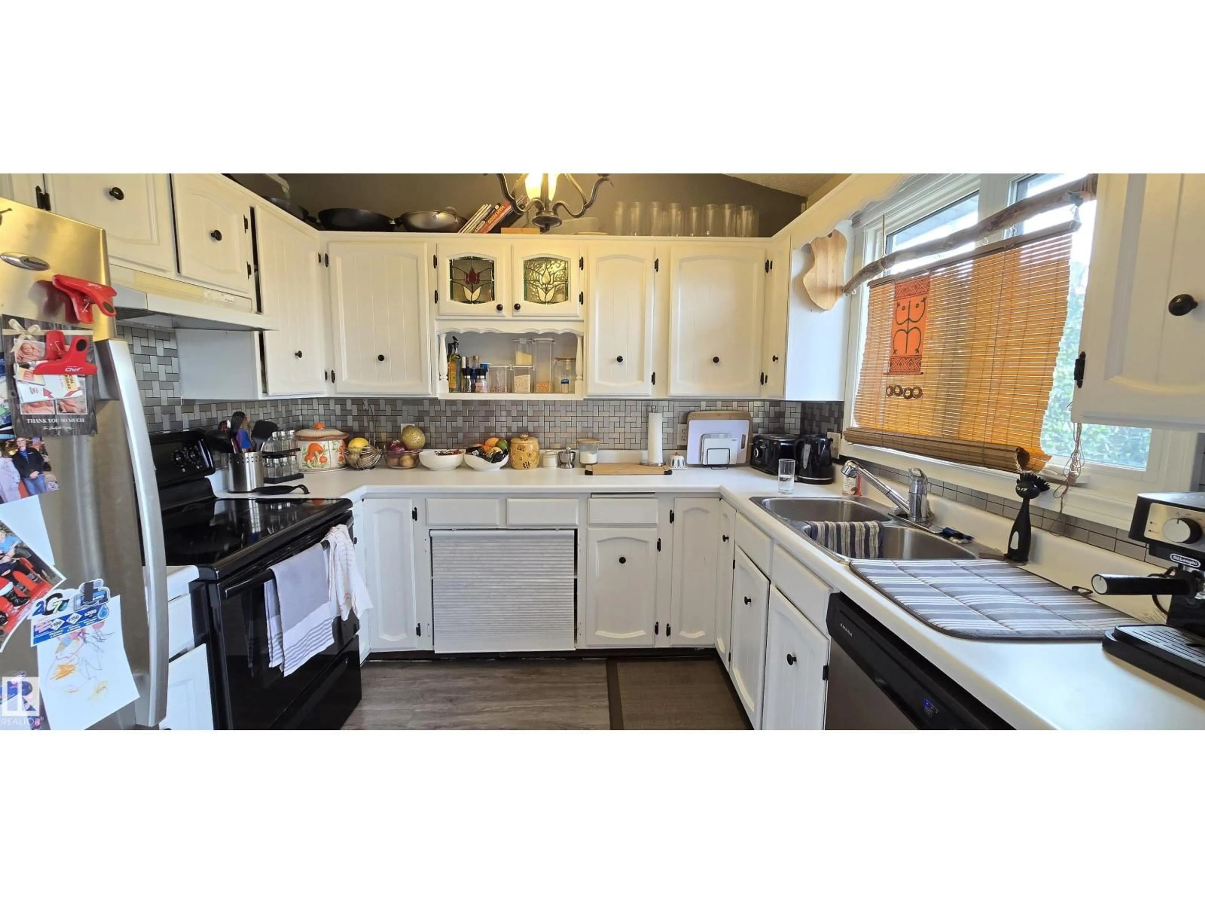 Standard kitchen, unknown for 1736 61 ST, Edmonton Alberta T6L1N2