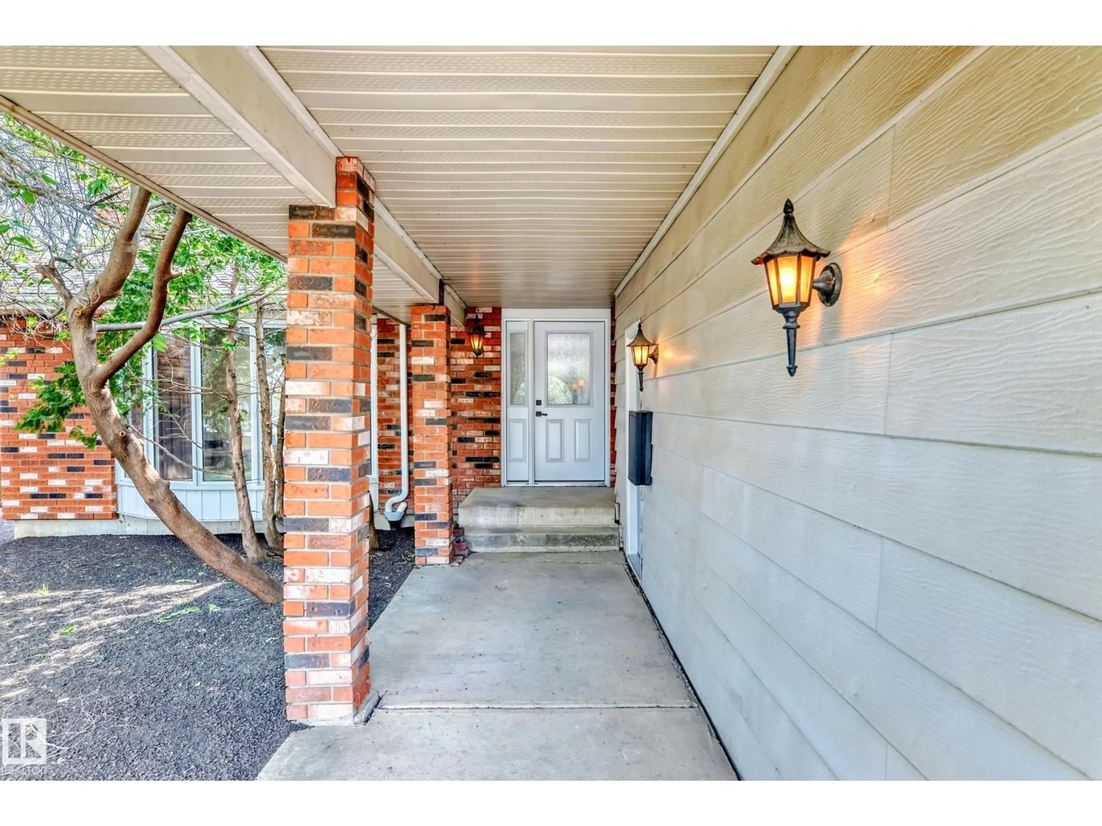 Indoor entryway for NW - 10423 35 AV, Edmonton Alberta T6J2M8